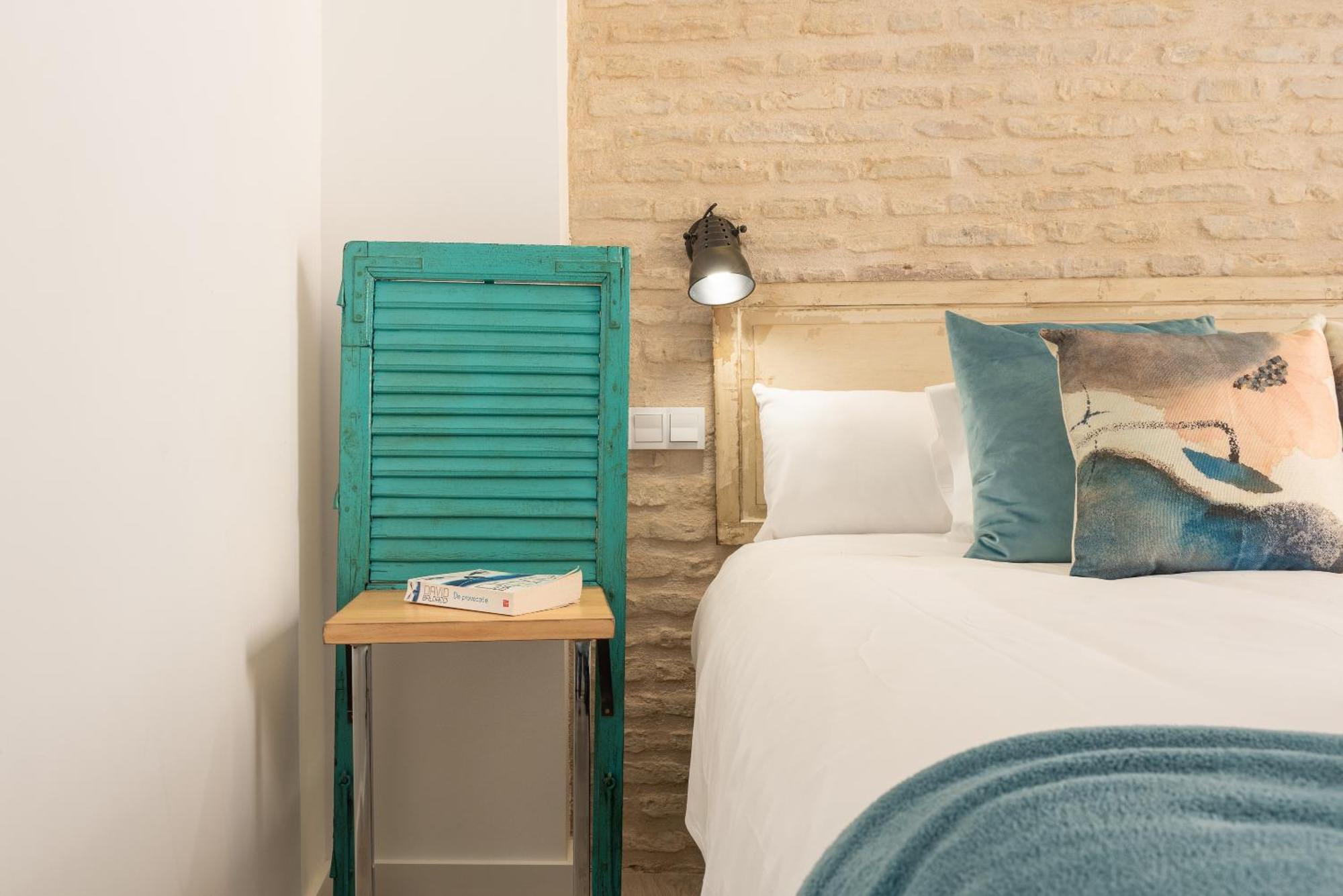 Acanthus Apartment *
