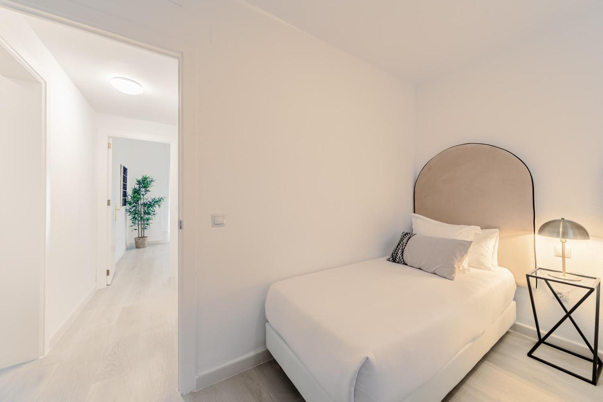 Isg Becquer Free Parking Inside The Building * Seville