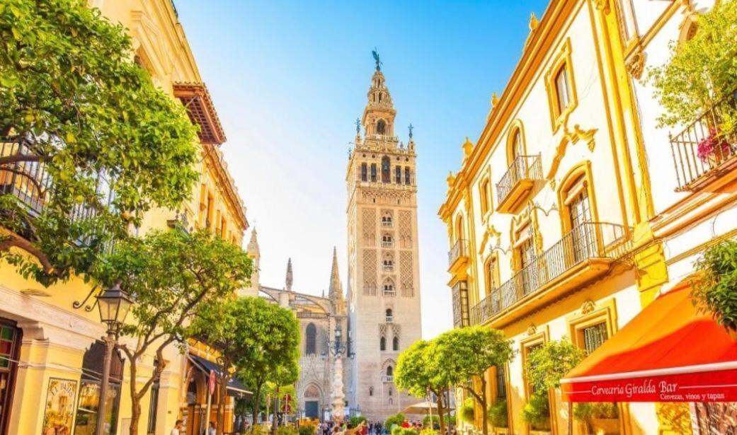 Budget And Cute With Balcony Center Apartment Seville