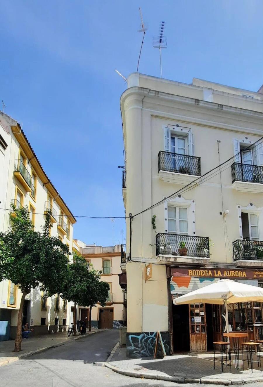 Budget And Cute With Balcony Center Apartment Seville