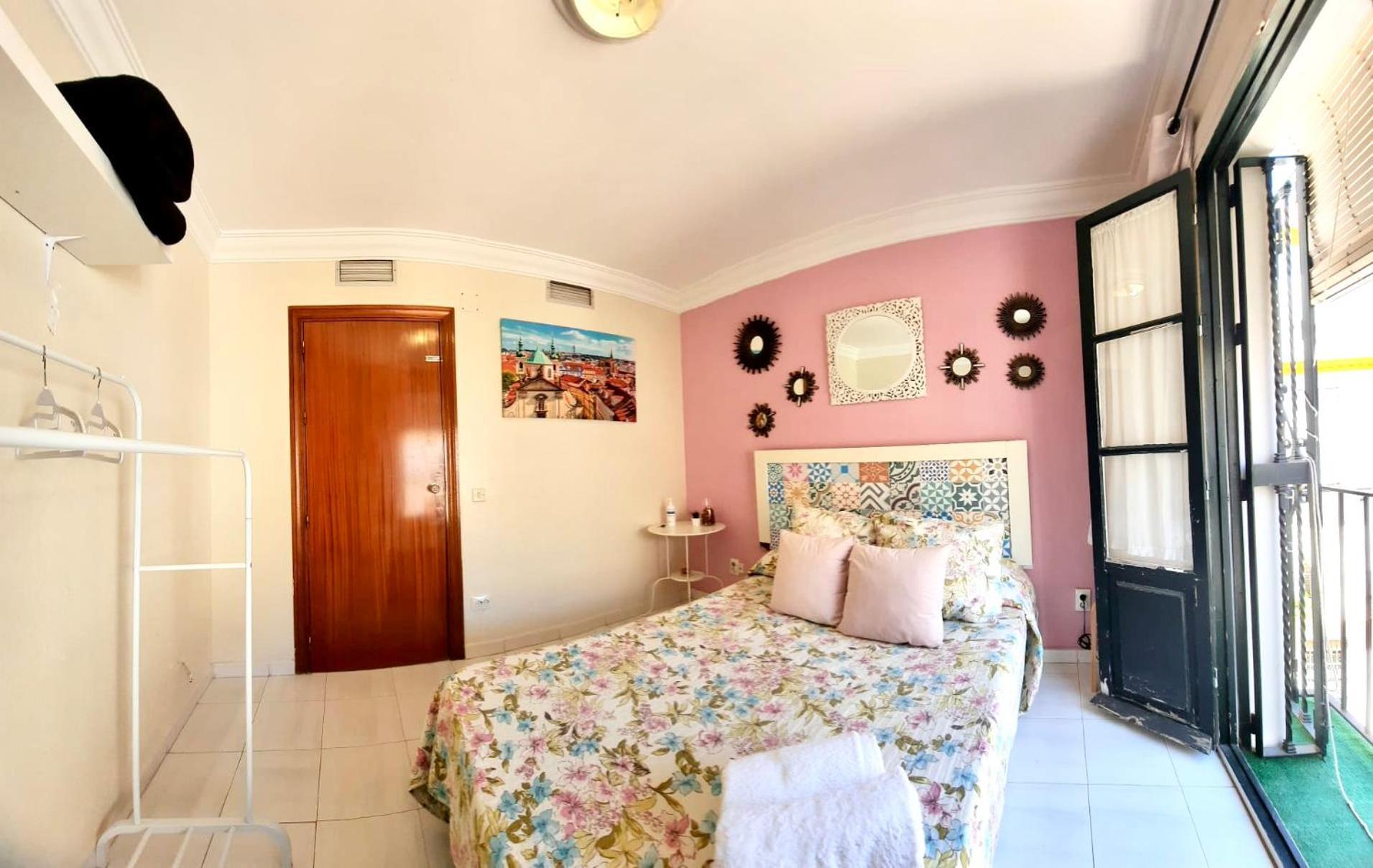 Budget And Cute With Balcony Center Apartment