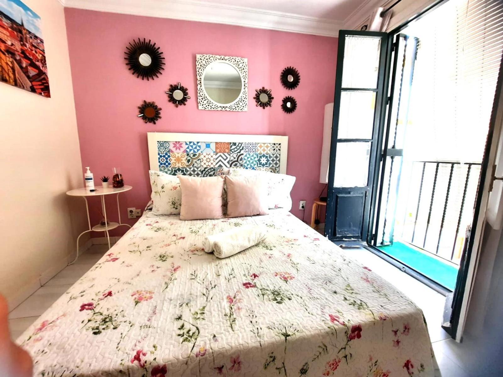 Budget And Cute With Balcony Center Apartment Seville