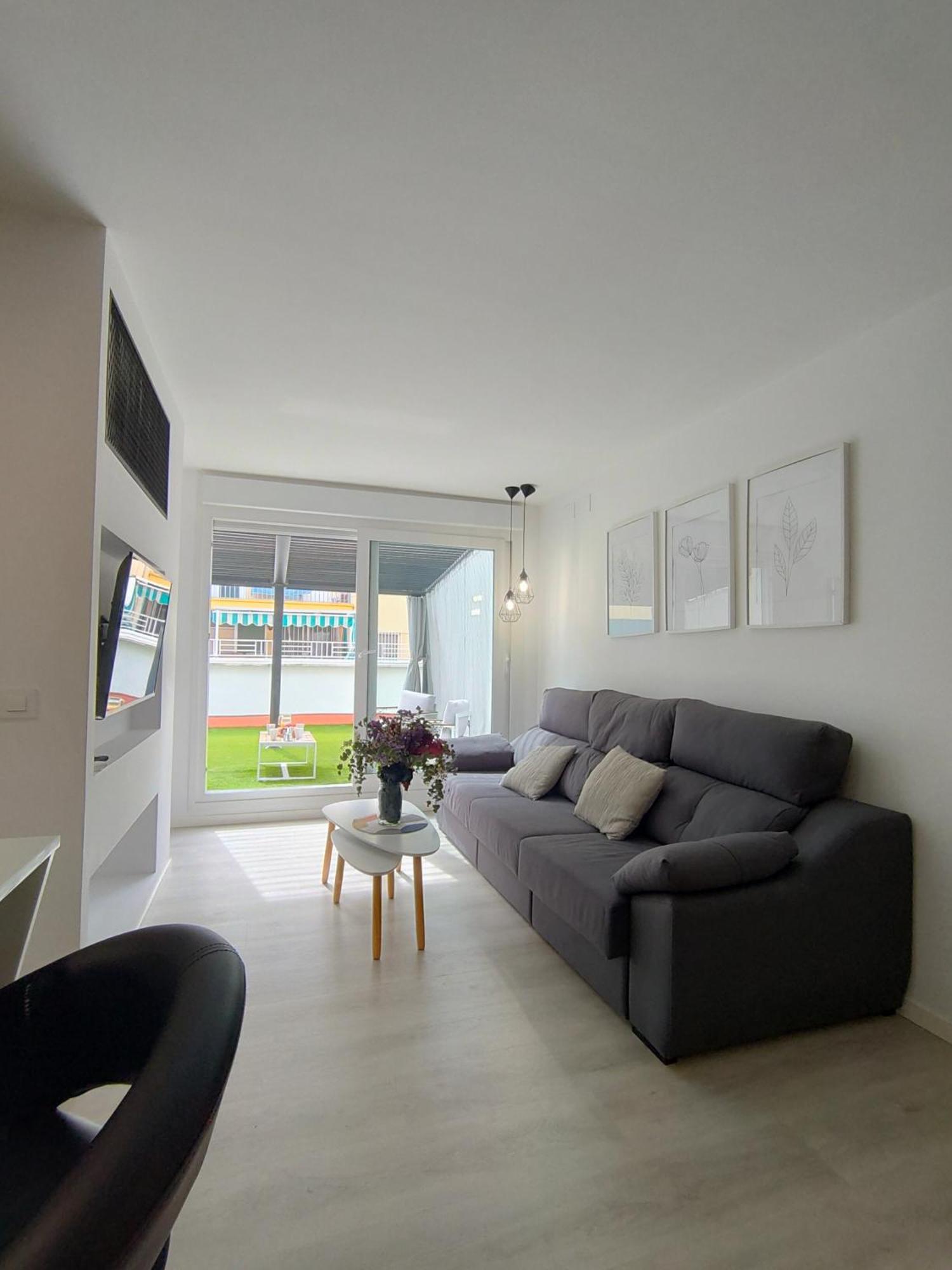 Casa Mallen, Con Amplia Terraza, En El Barrio De Nervion * Seville
