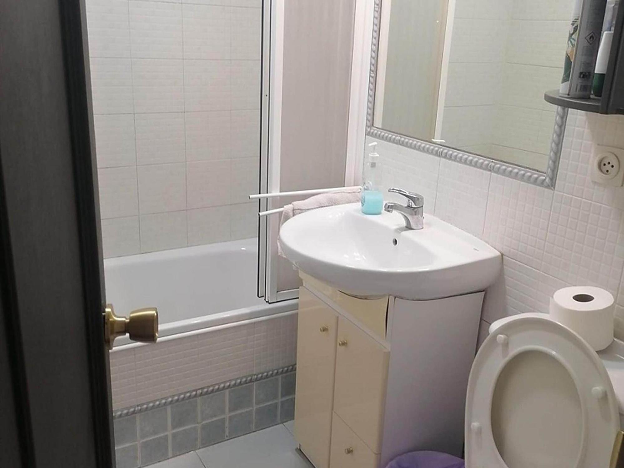Cosy With Shared Balcony Apartment