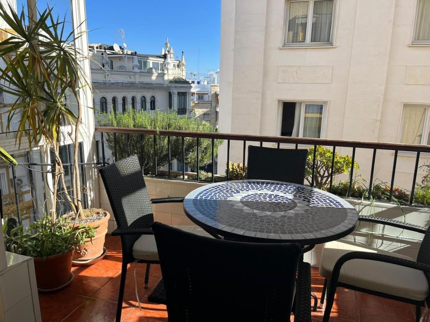 Amplitud, Comodidad Y Luz En El Centro De Apartment