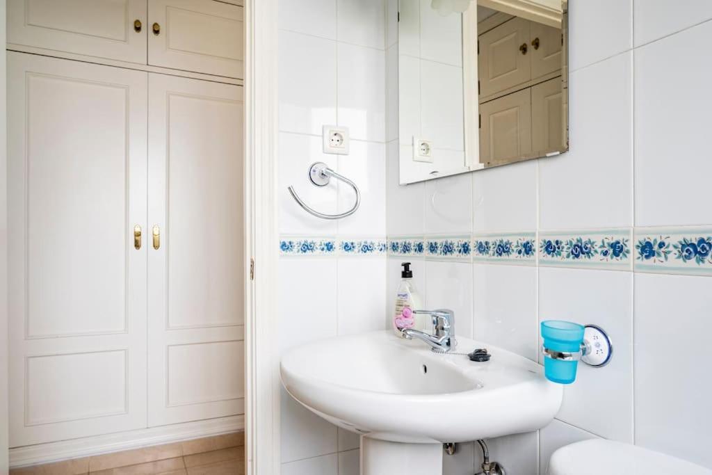 Centric And Spacious Flat With Free Car Park * Sevilla