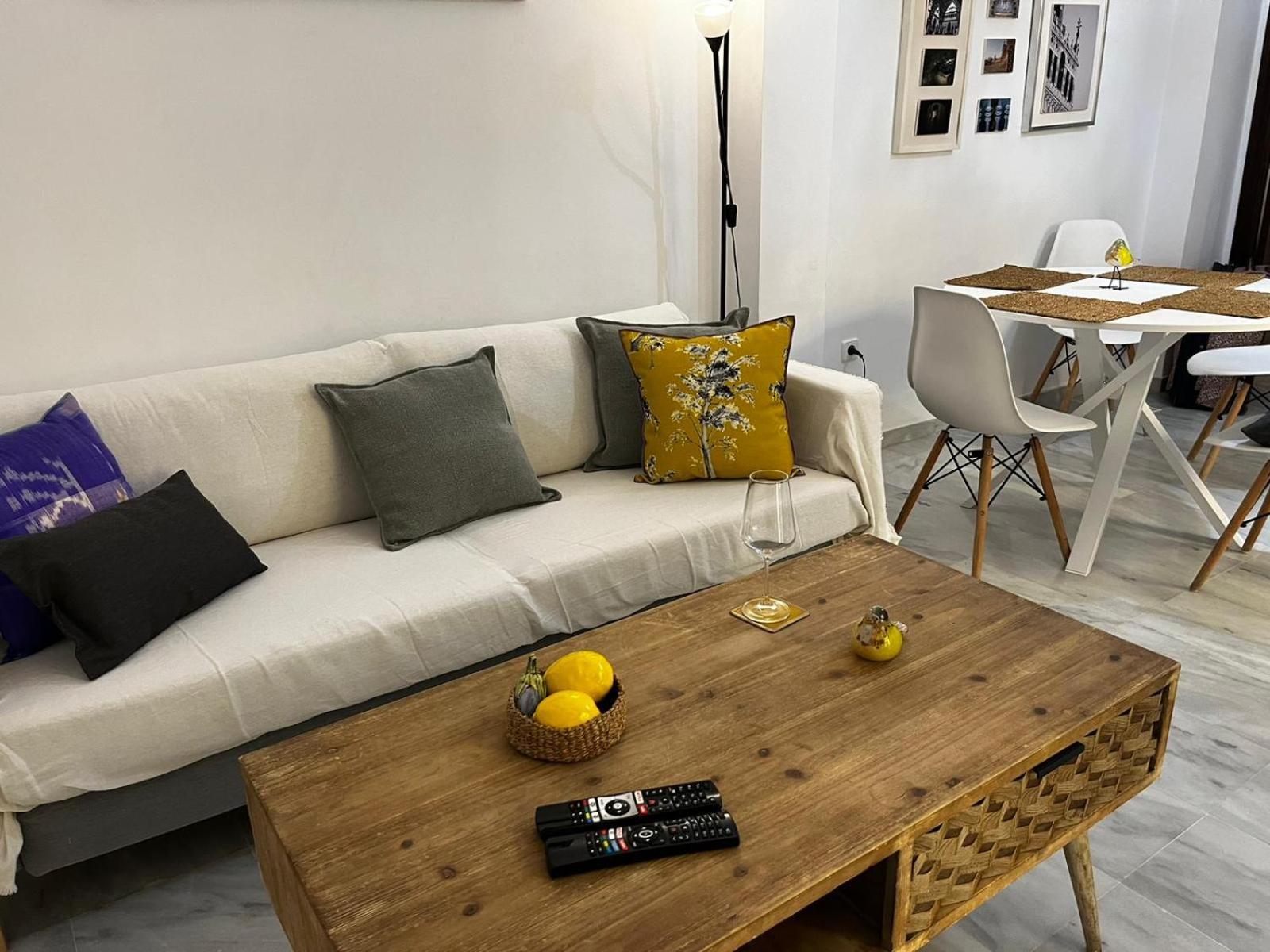 Aitana En Alvarez Quintero Apartment Seville