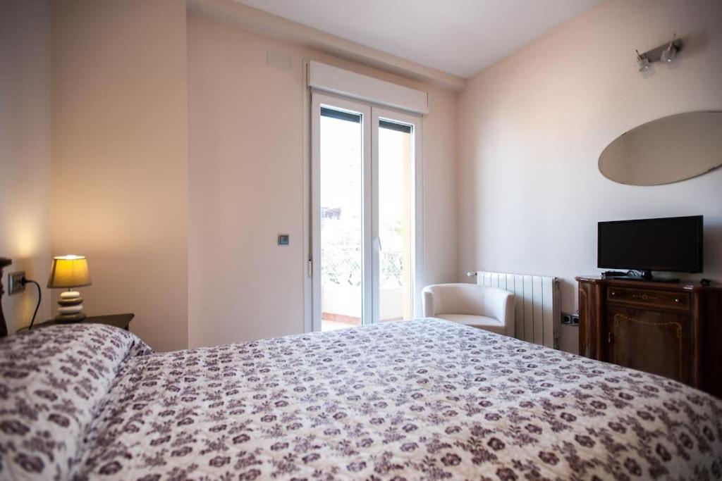 Amplio Piso En Nervion, Excelente Zona De La Ciudad. Apartment Seville