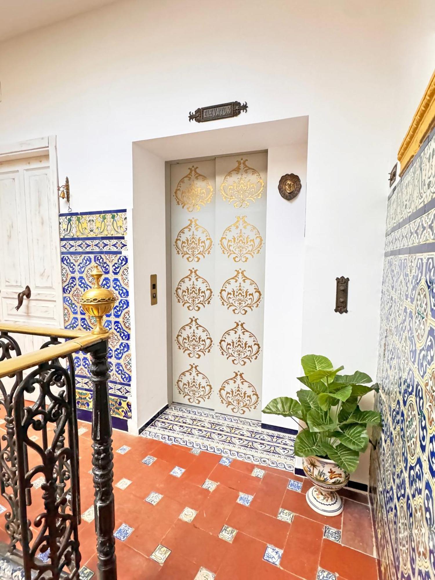 Palace-house Hercules Homestay Seville