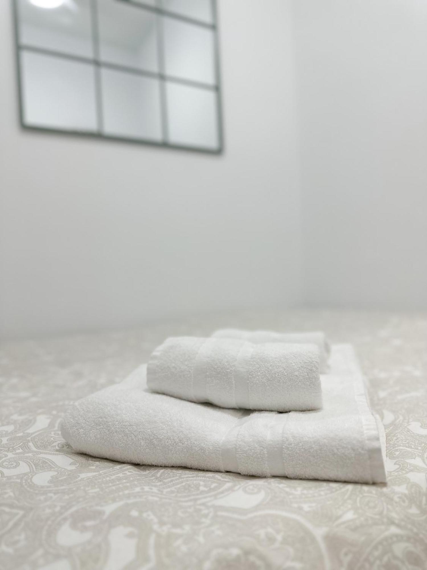 Cozy Budget 2br With Ac, 1 Bath, Private Parking Opt Seville