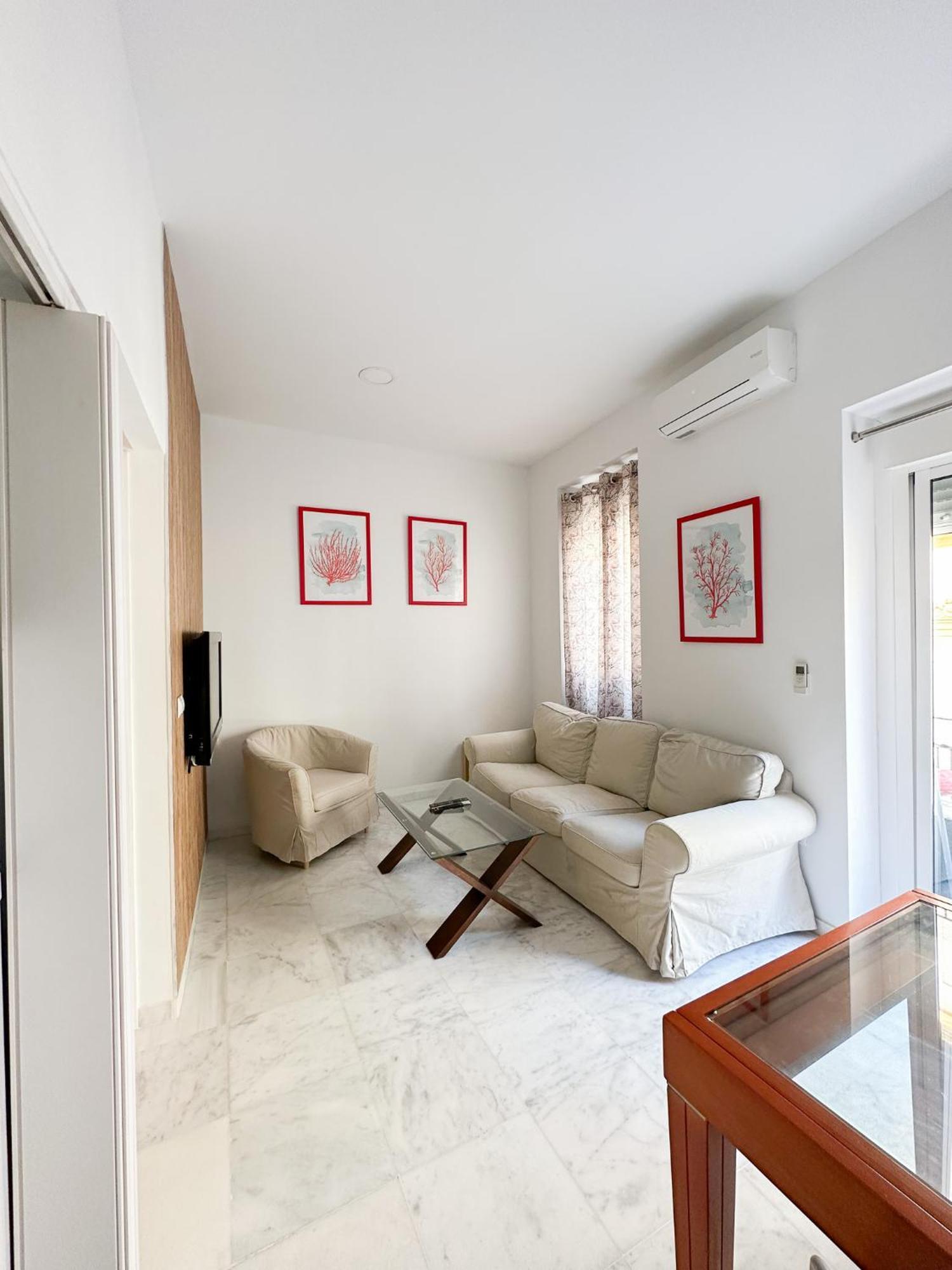 Cozy Budget 2br With Ac, 1 Bath, Private Parking Opt Seville