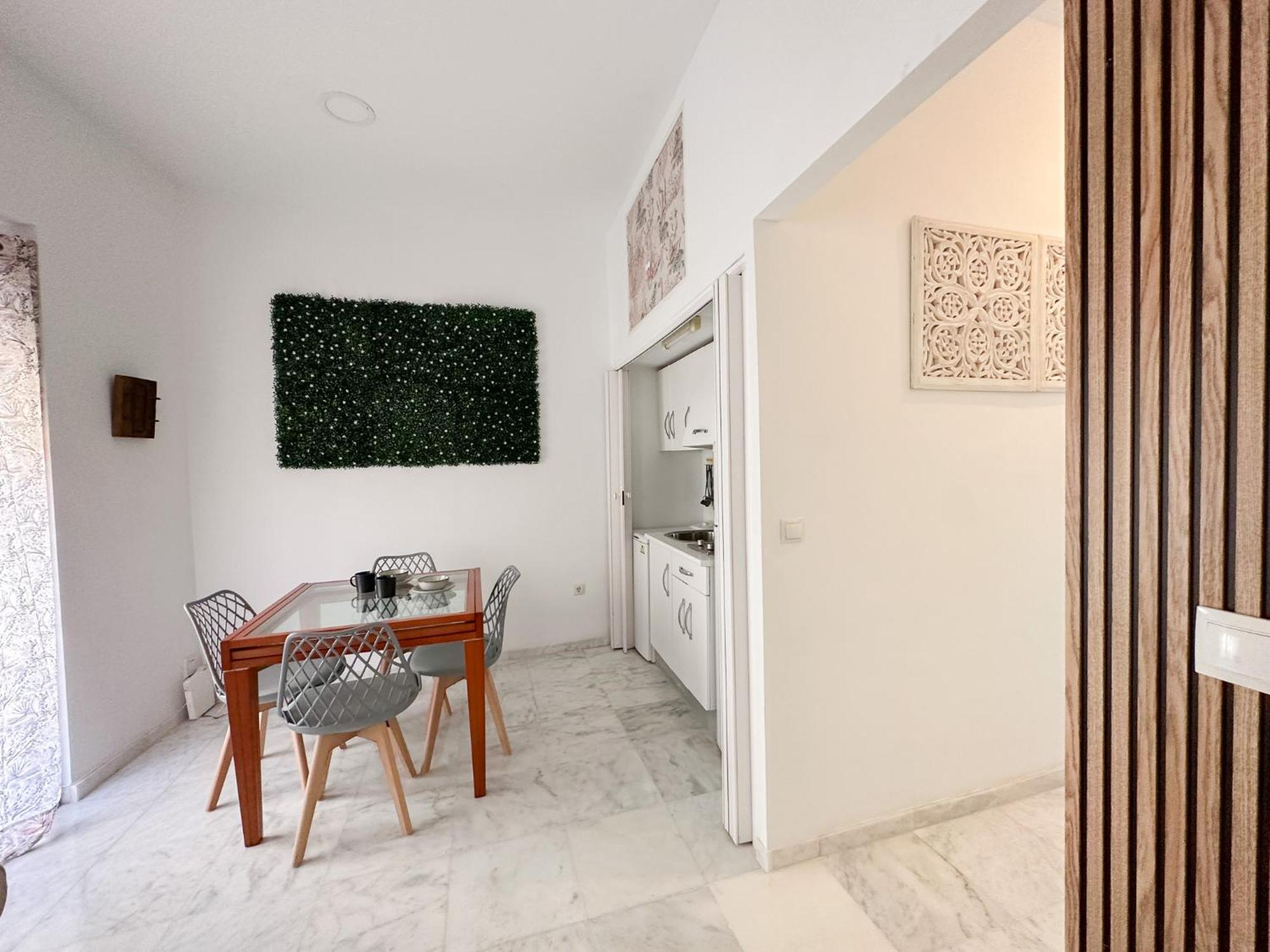 Cozy Budget 2br With Ac, 1 Bath, Private Parking Opt *