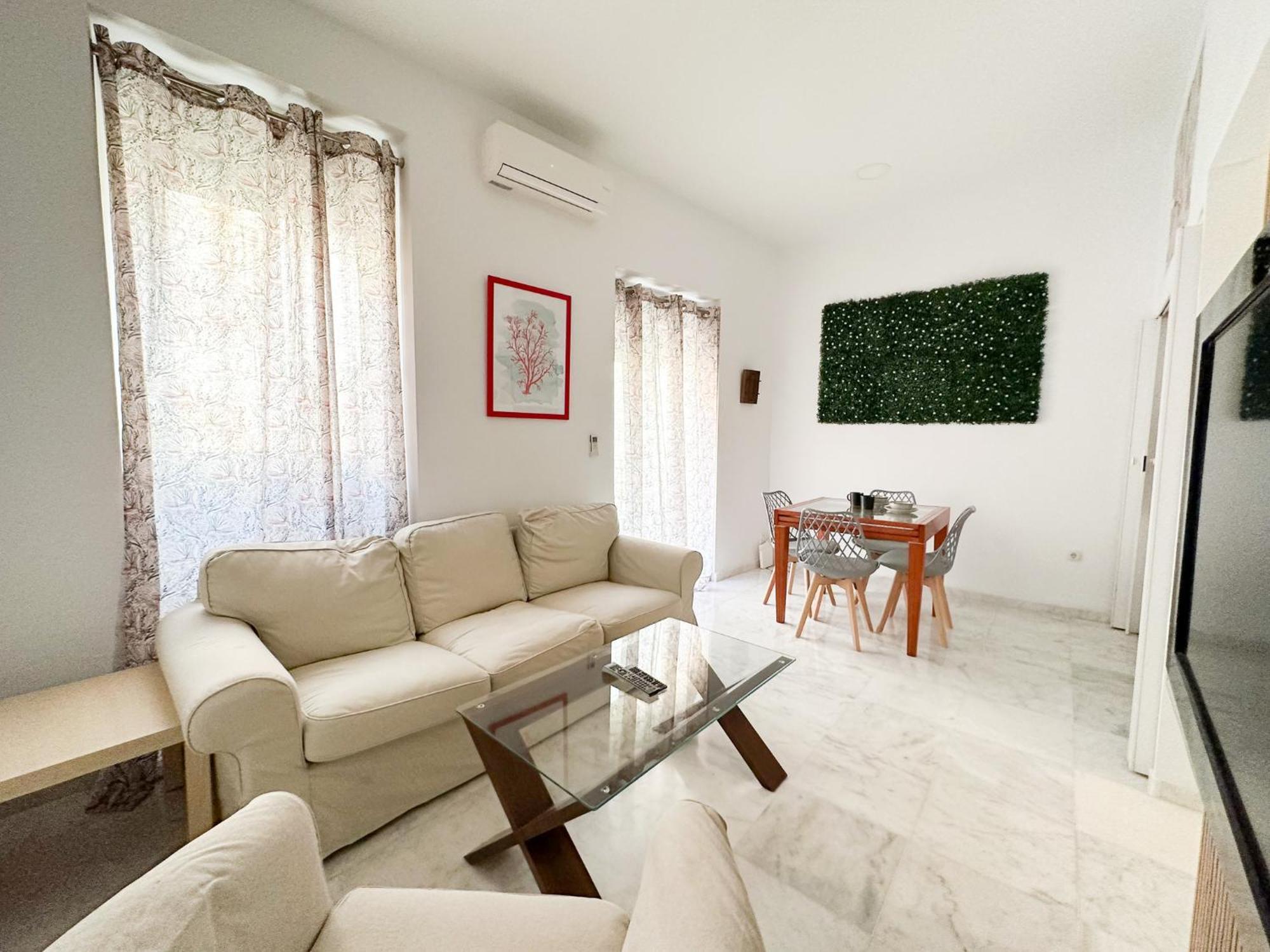 Cozy Budget 2br With Ac, 1 Bath, Private Parking Opt Seville