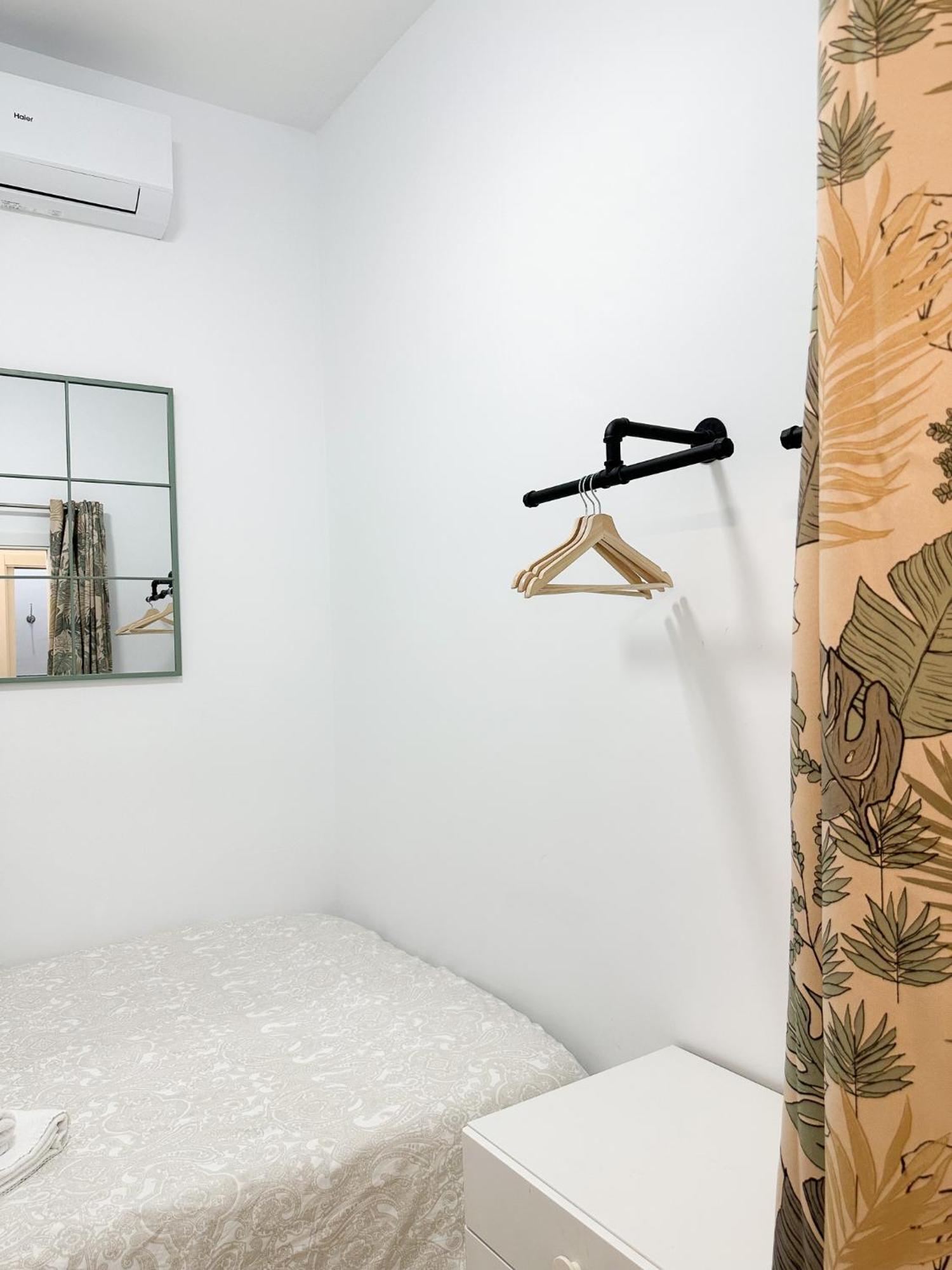 Cozy Budget 2br With Ac, 1 Bath, Private Parking Opt *