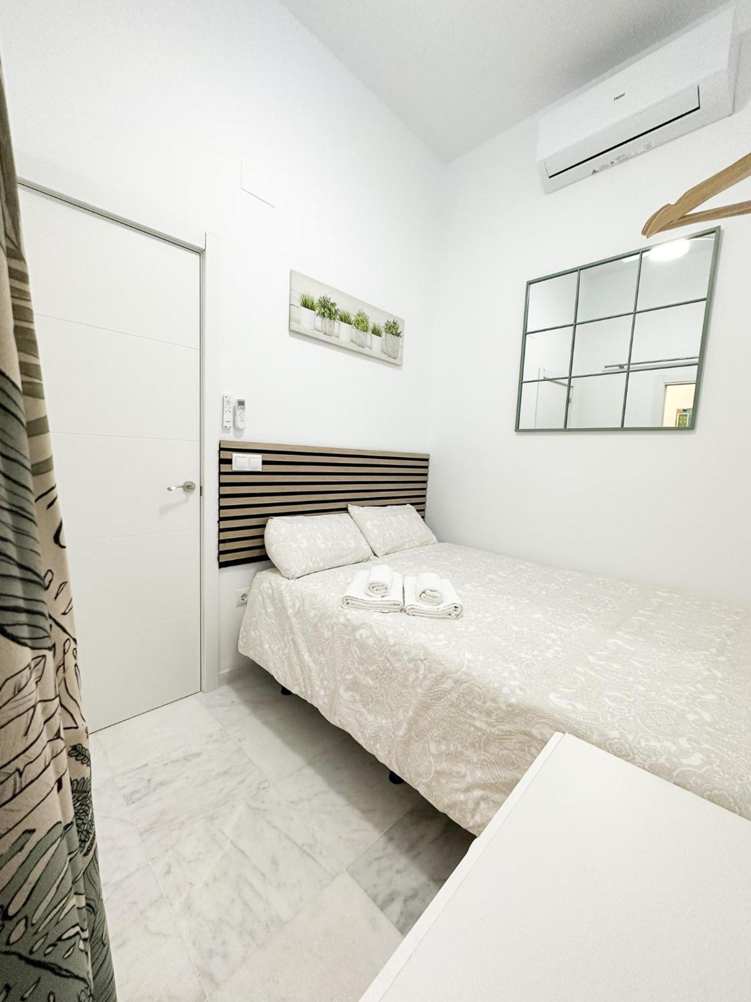 Cozy Budget 2br With Ac, 1 Bath, Private Parking Opt Apartment Seville
