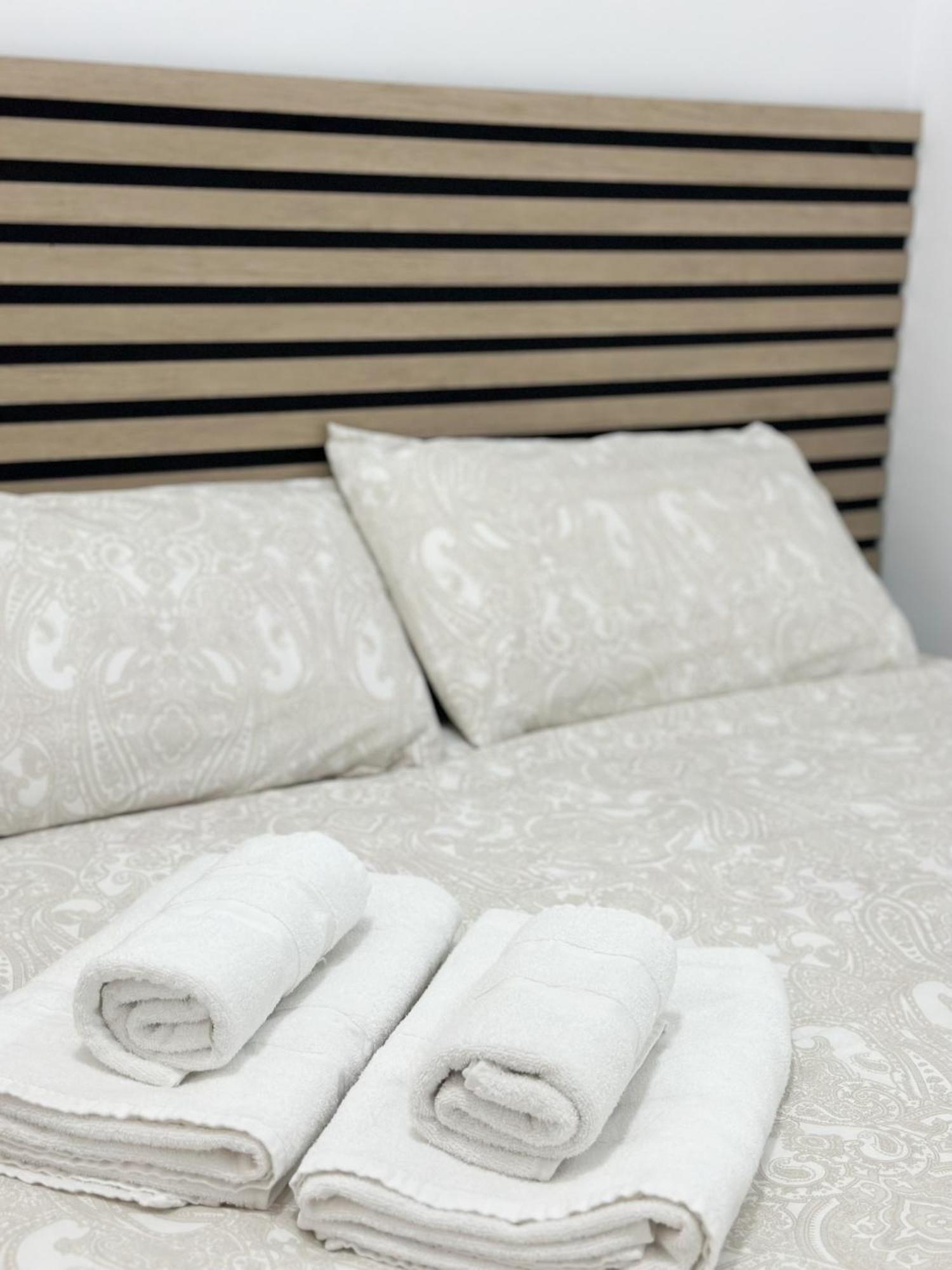 Cozy Budget 2br With Ac, 1 Bath, Private Parking Opt *