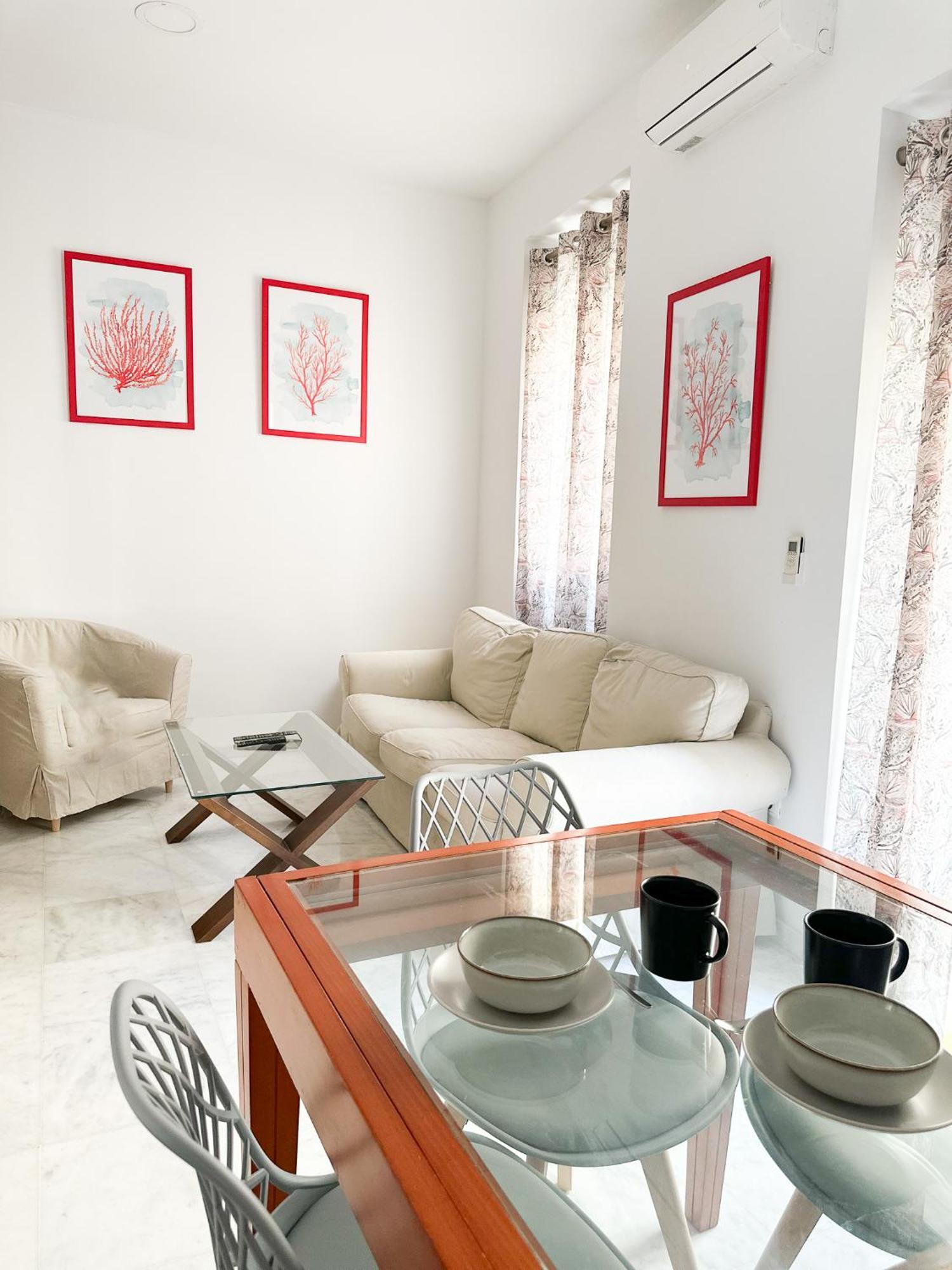 Cozy Budget 2br With Ac, 1 Bath, Private Parking Opt Apartment *