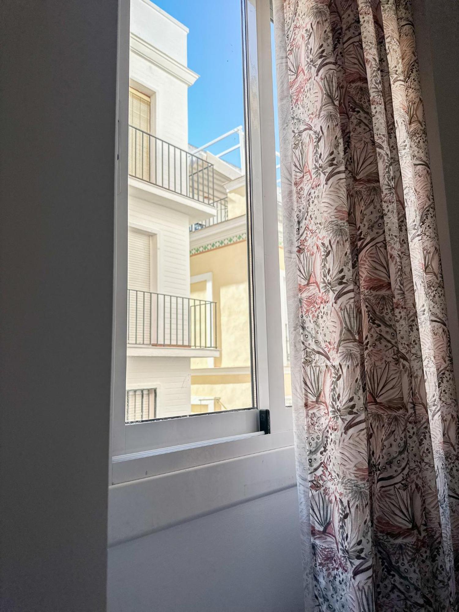 Cozy Budget 2br With Ac, 1 Bath, Private Parking Opt Apartment