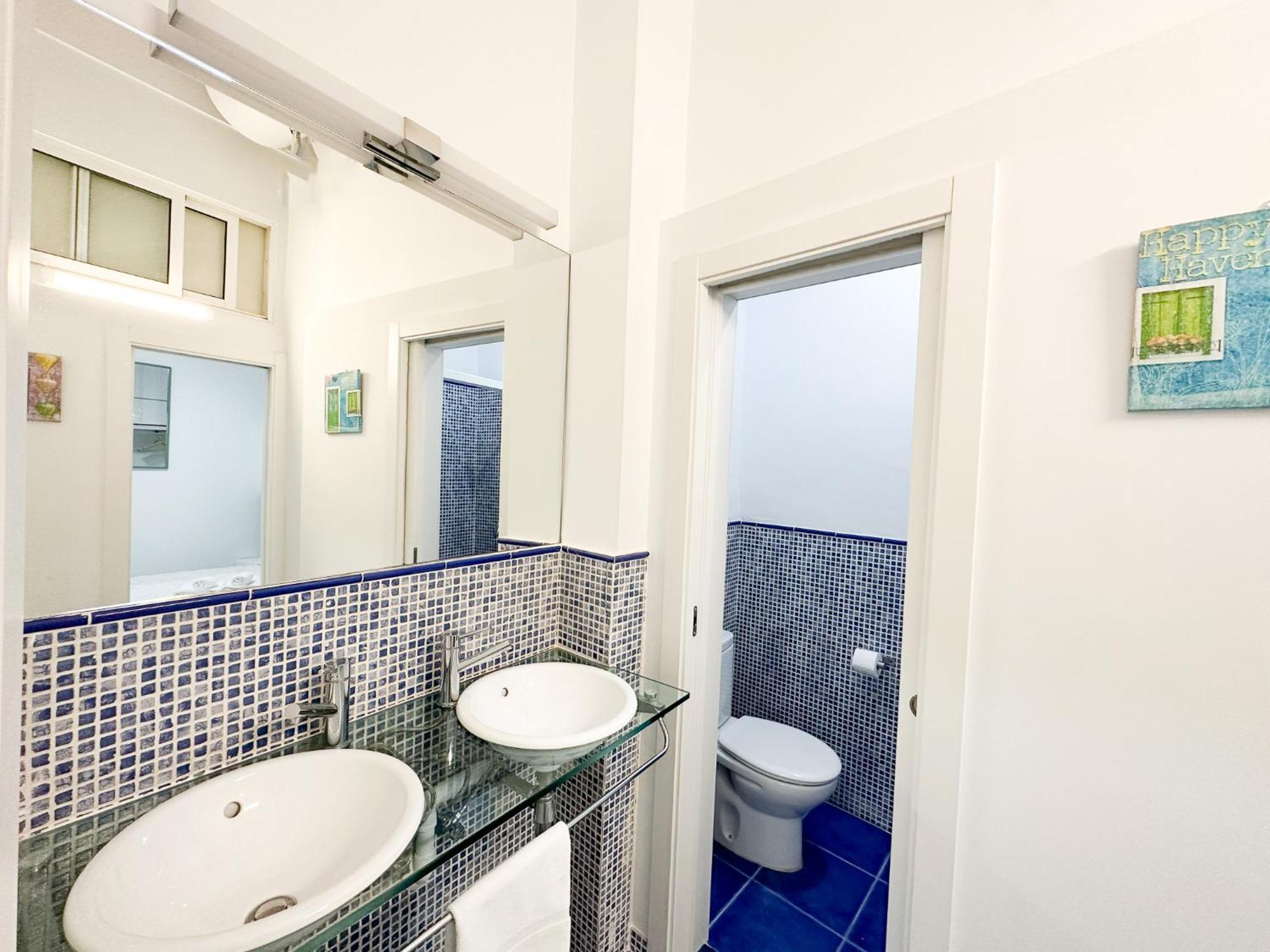 Cozy Budget 2br With Ac, 1 Bath, Private Parking Opt Seville