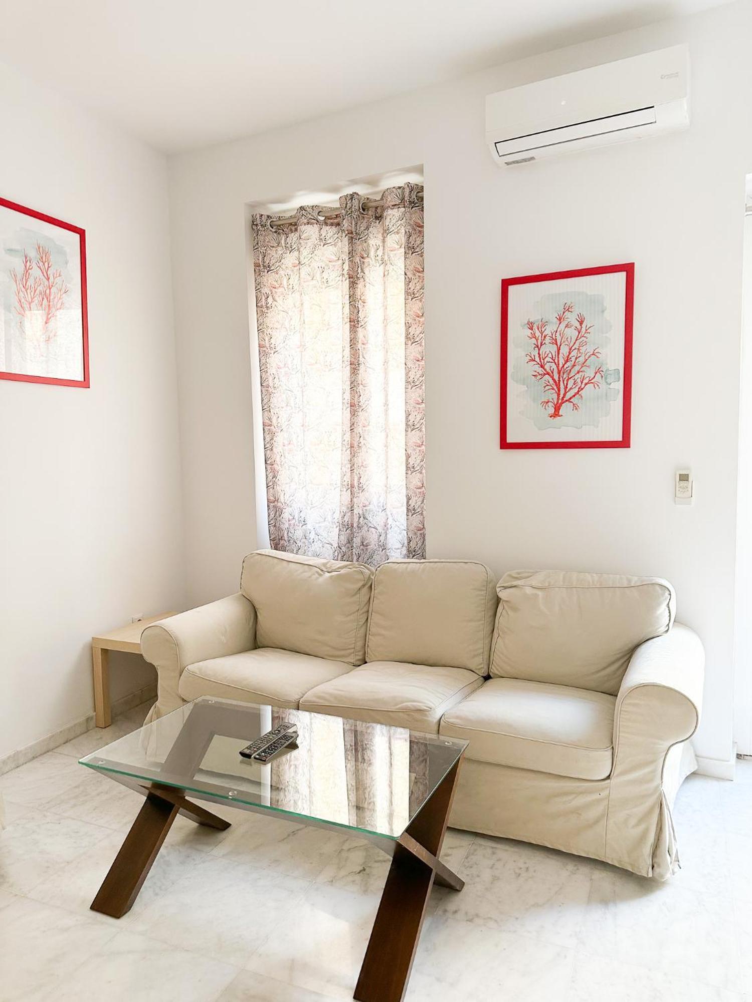 Cozy Budget 2br With Ac, 1 Bath, Private Parking Opt *