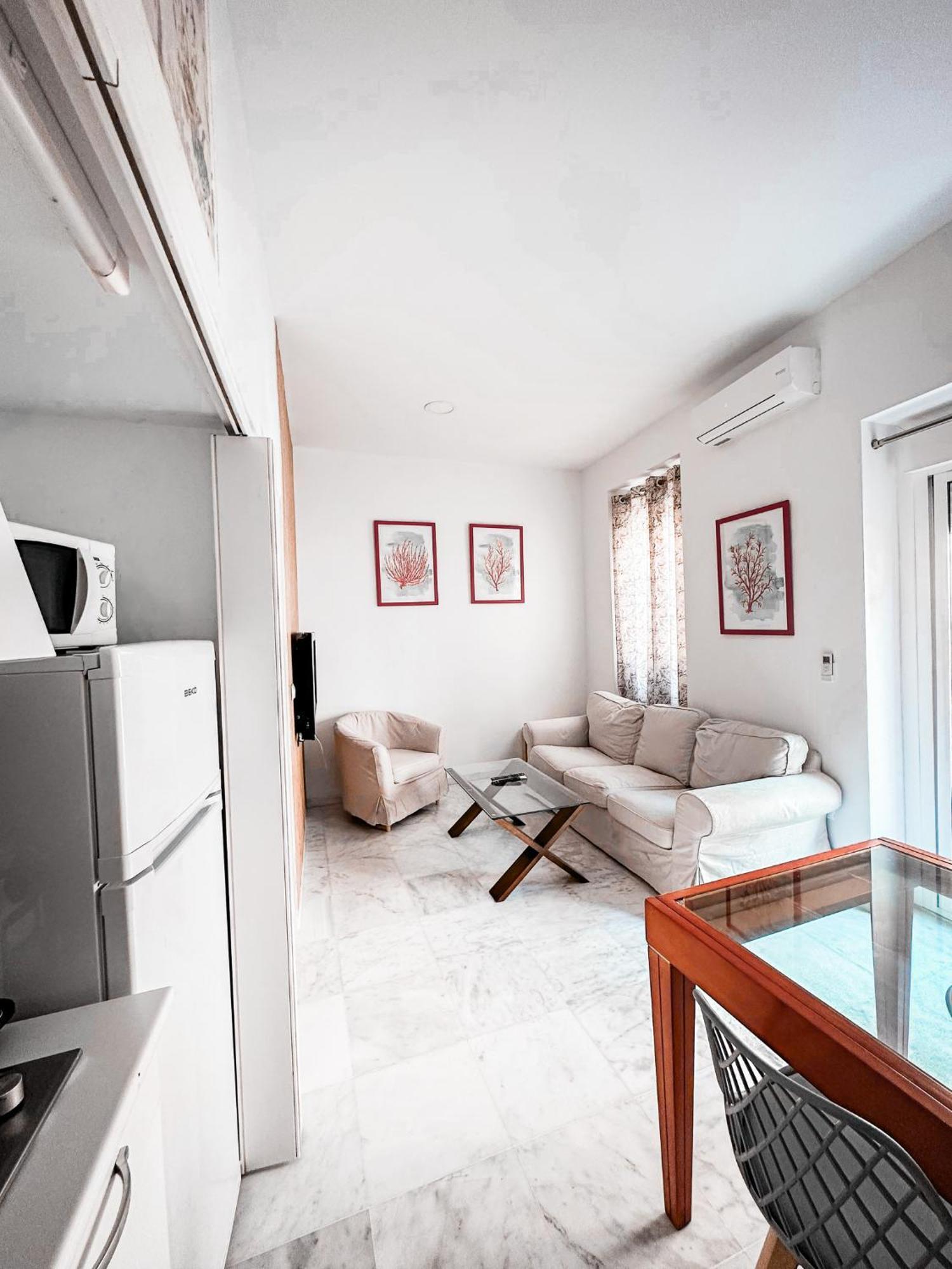 Cozy Budget 2br With Ac, 1 Bath, Private Parking Opt * Seville