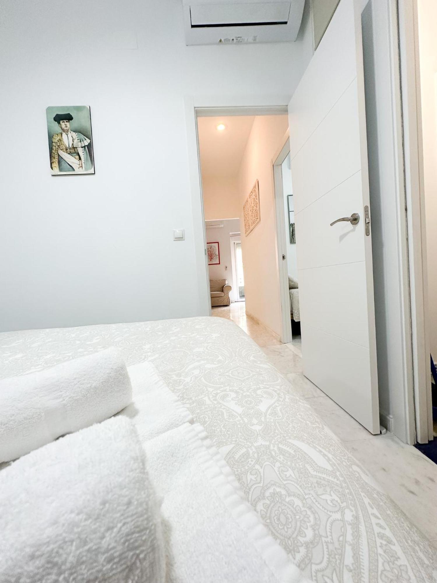 Cozy Budget 2br With Ac, 1 Bath, Private Parking Opt Apartment Seville
