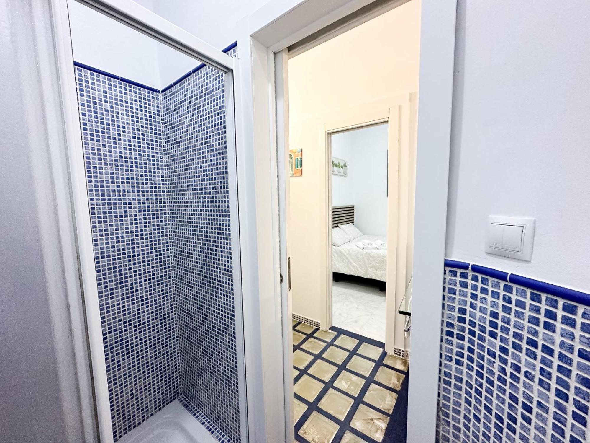 Cozy Budget 2br With Ac, 1 Bath, Private Parking Opt