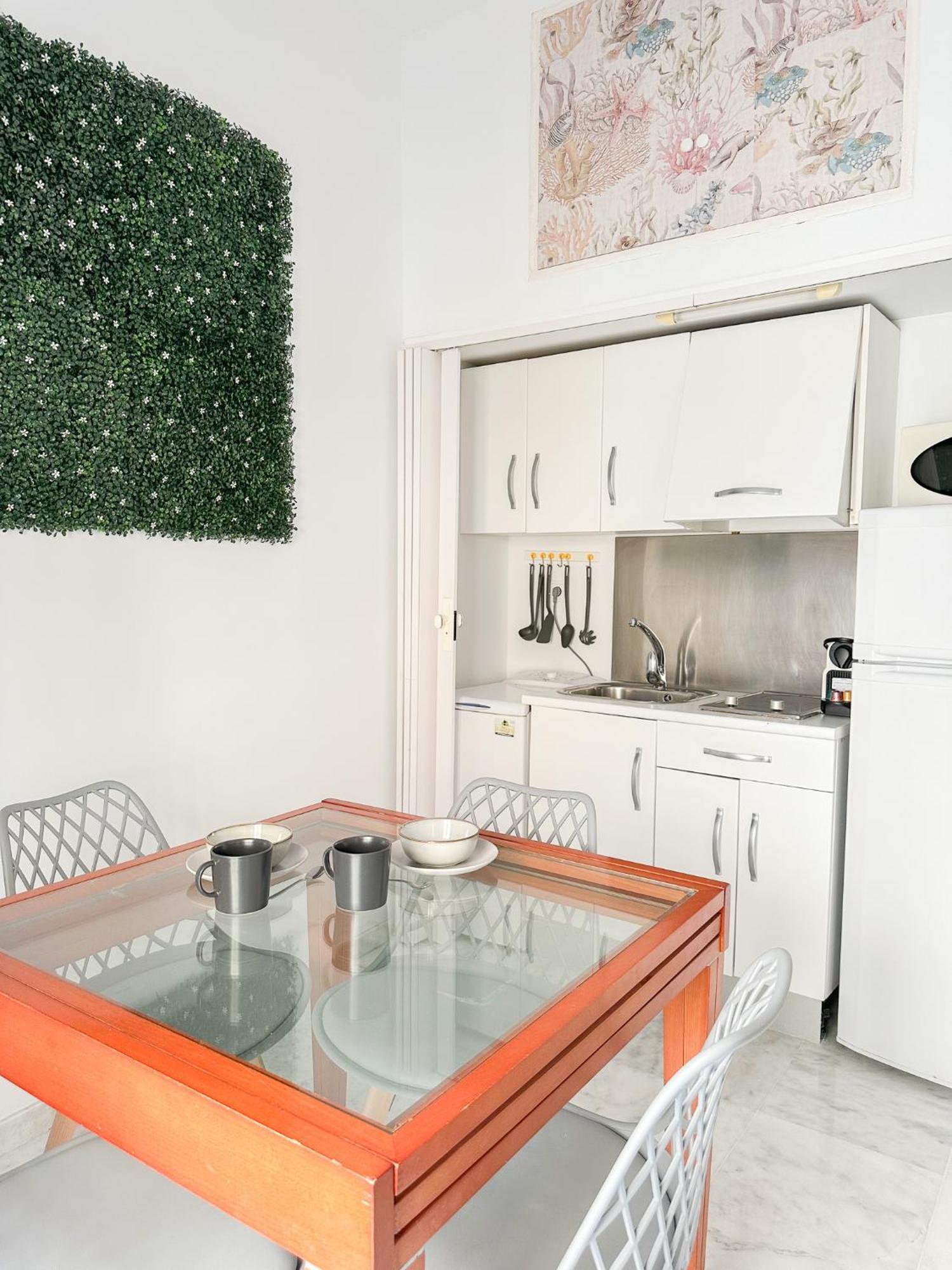 Cozy Budget 2br With Ac, 1 Bath, Private Parking Opt Apartment Seville