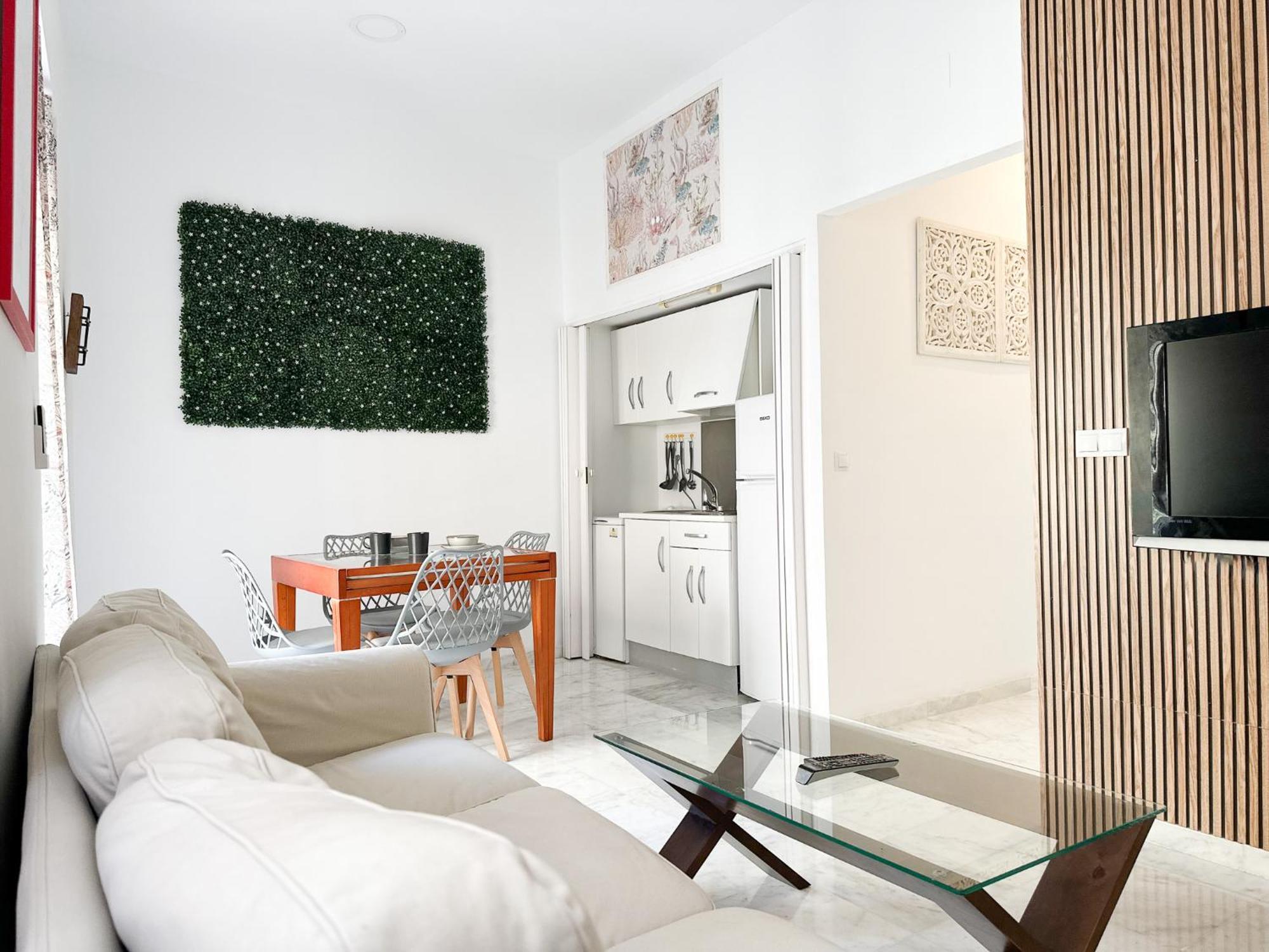 Cozy Budget 2br With Ac, 1 Bath, Private Parking Opt Apartment Seville
