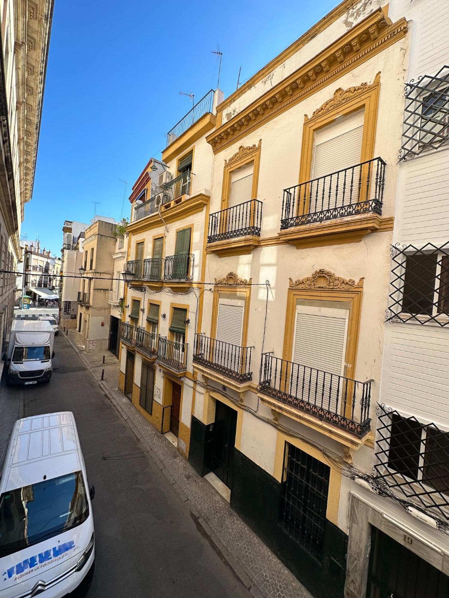 Cozy Budget 2br With Ac, 1 Bath, Private Parking Opt Seville