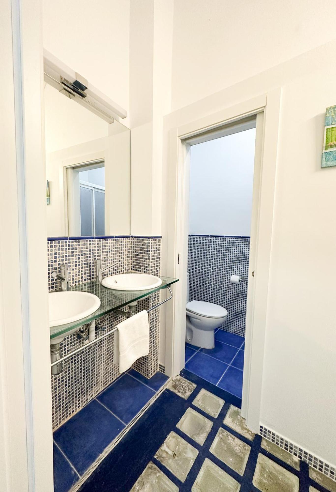 Cozy Budget 2br With Ac, 1 Bath, Private Parking Opt *