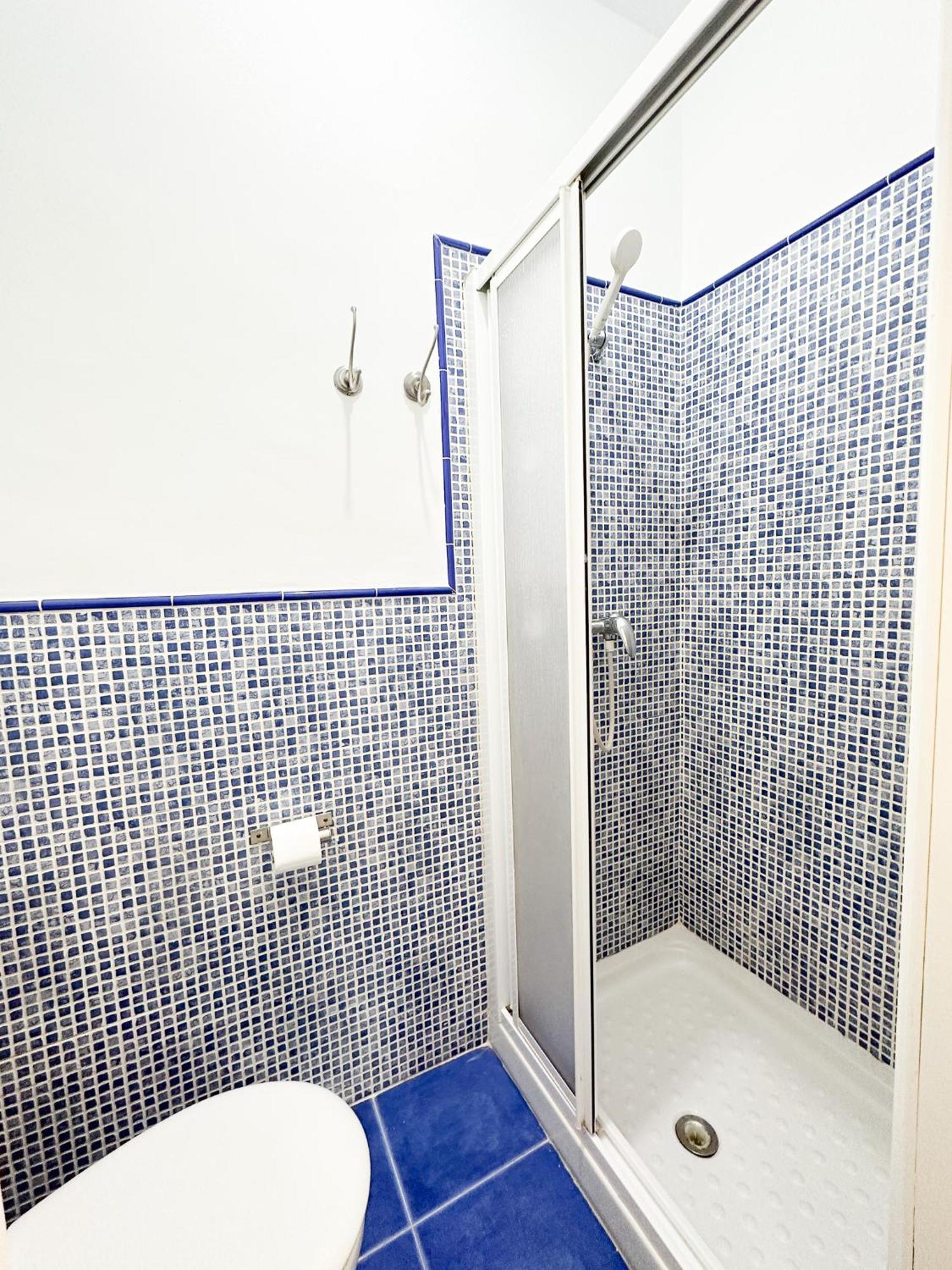 Cozy Budget 2br With Ac, 1 Bath, Private Parking Opt