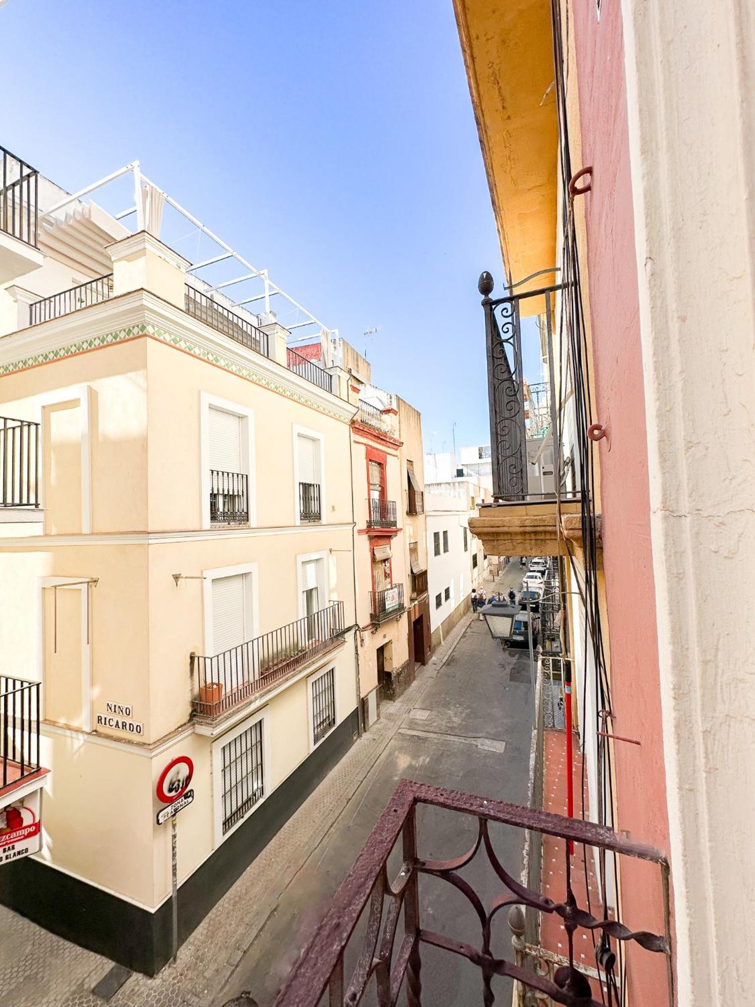 Cozy Budget 2br With Ac, 1 Bath, Private Parking Opt Apartment