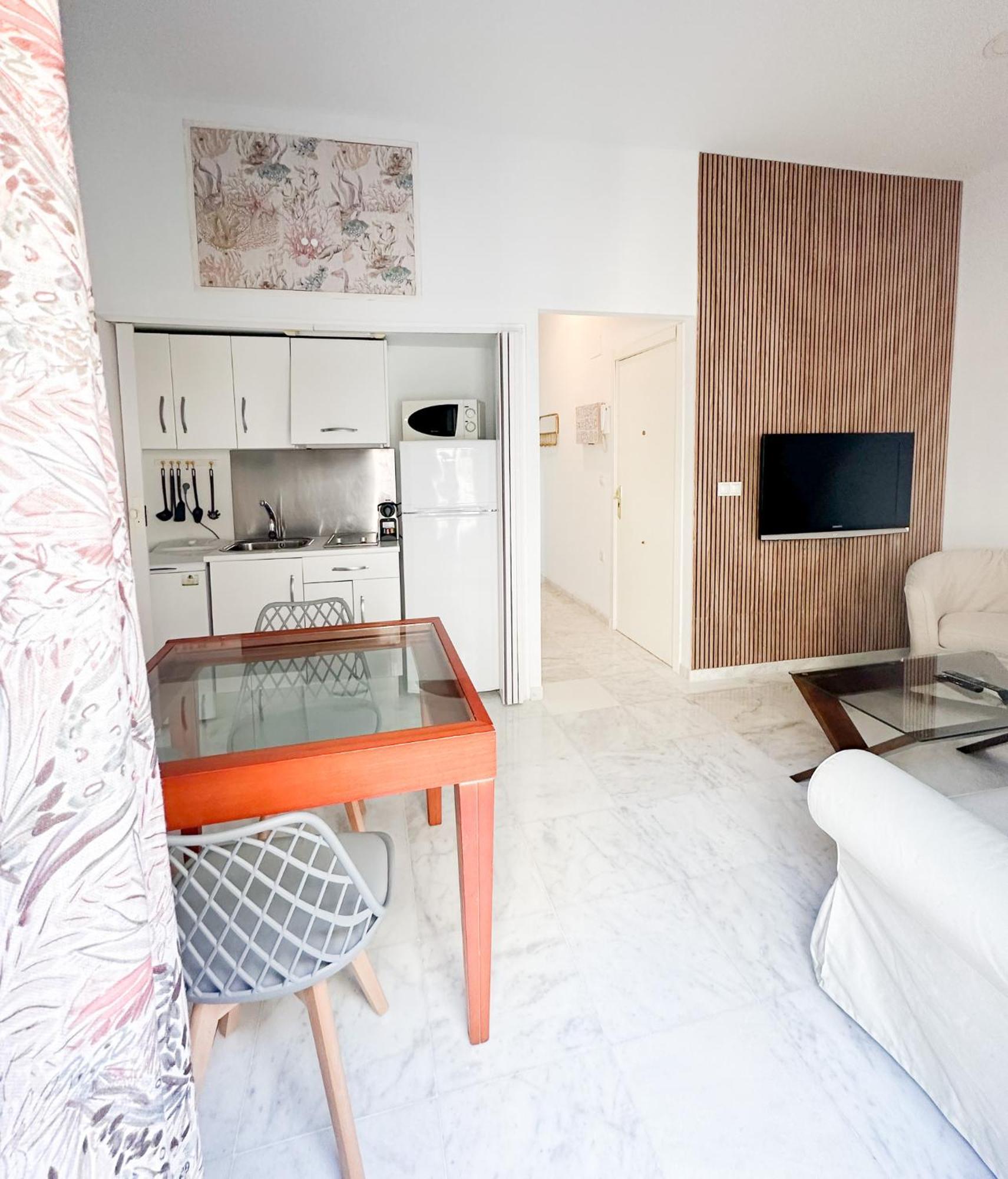 Cozy Budget 2br With Ac, 1 Bath, Private Parking Opt Apartment *