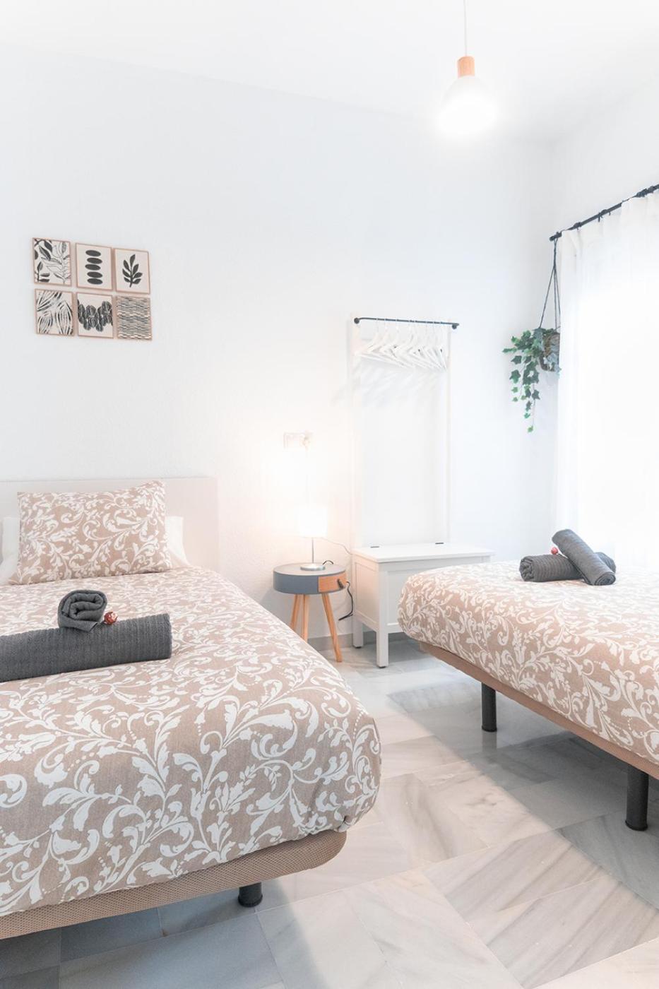 Downtown 3 Bedrooms, 1 Bathroom, Wifi Apartment *