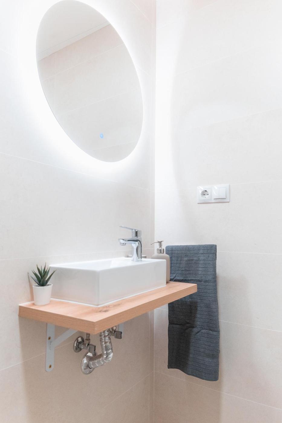 Downtown 3 Bedrooms, 2 Bathrooms, Wifi Apartment *