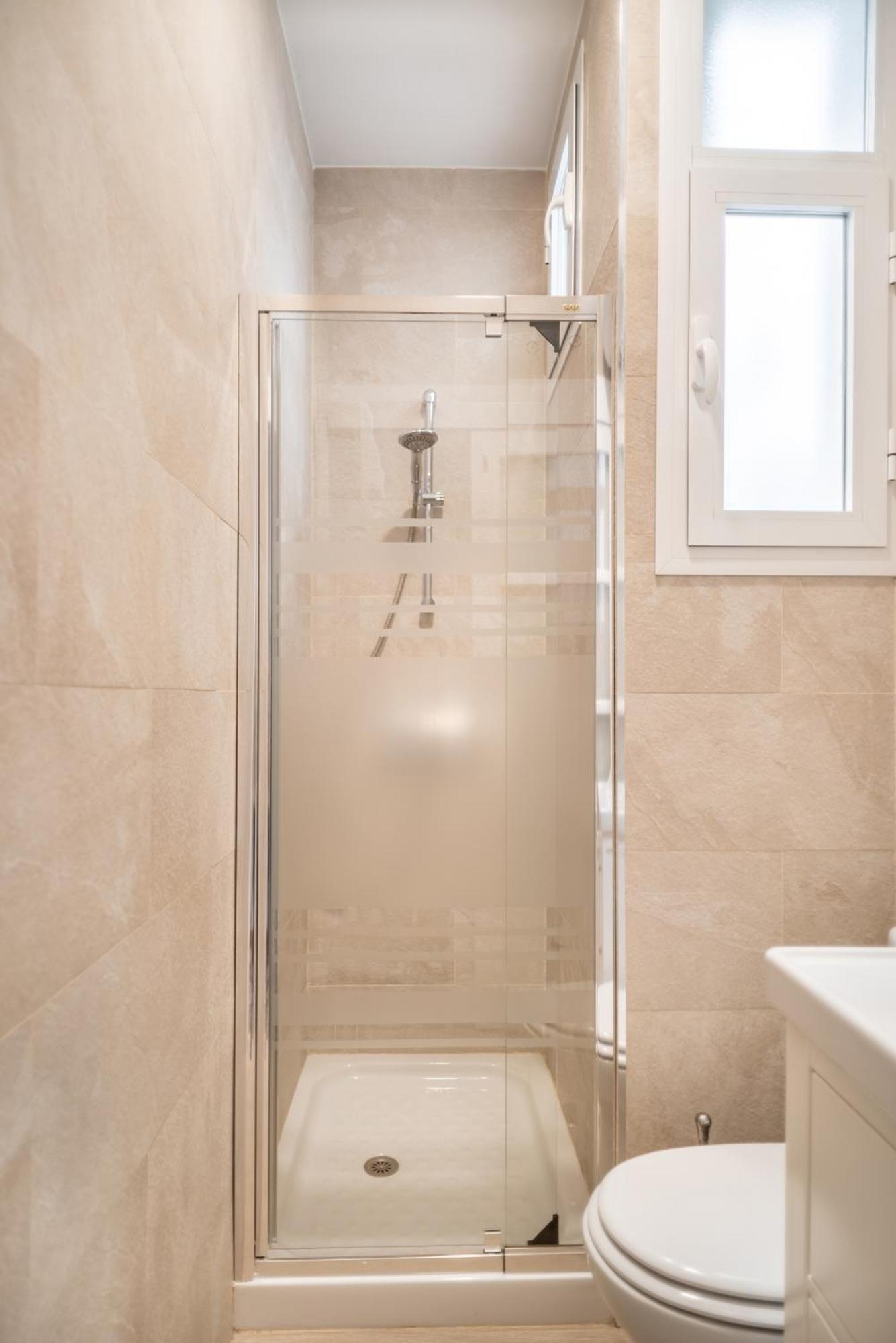 Beautiful And Bright- 1bd 1bth- Center Apartment *