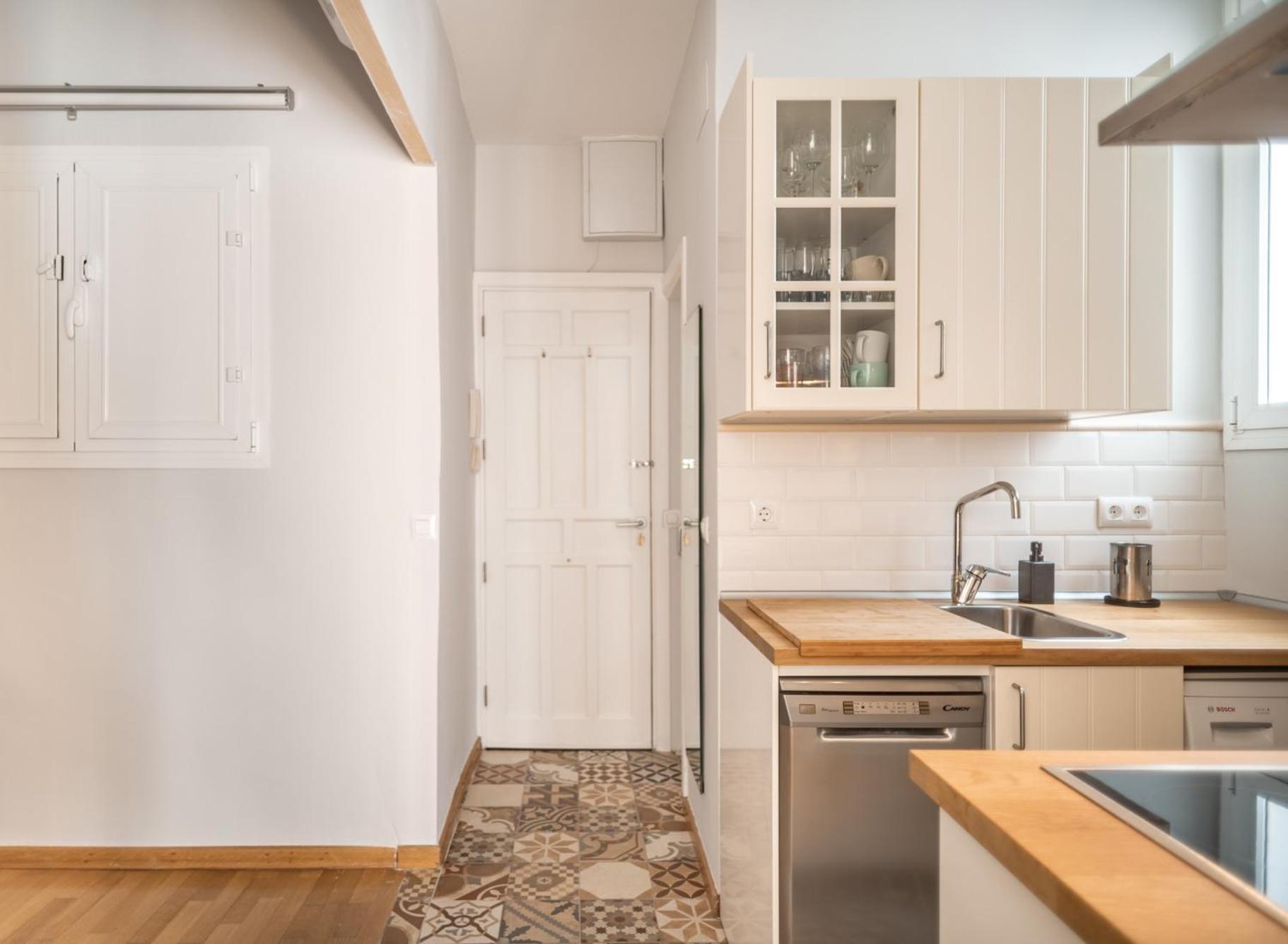Beautiful And Bright- 1bd 1bth- Center Apartment