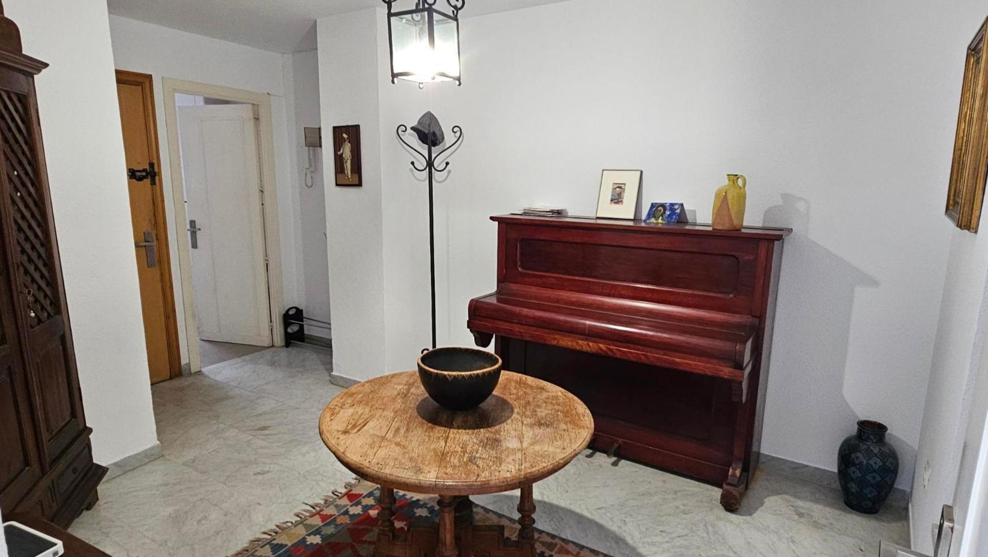 Centrally Located In Old Palace House Apartment *