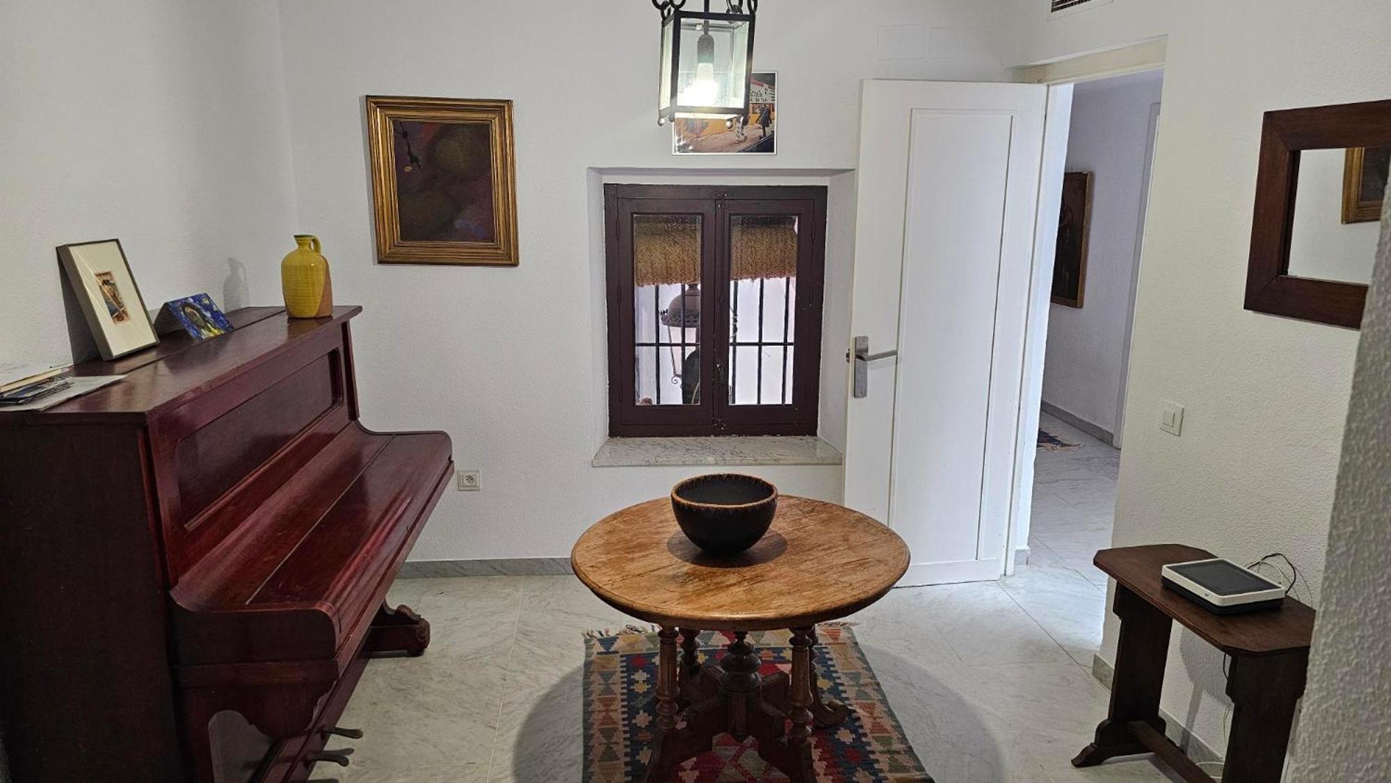Centrally Located In Old Palace House Apartment *