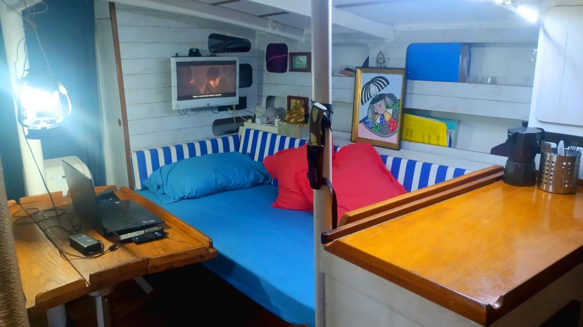 Tu Casa Flotante En Sevilla! Barco En Alquiler En El Guadalquivir Seville