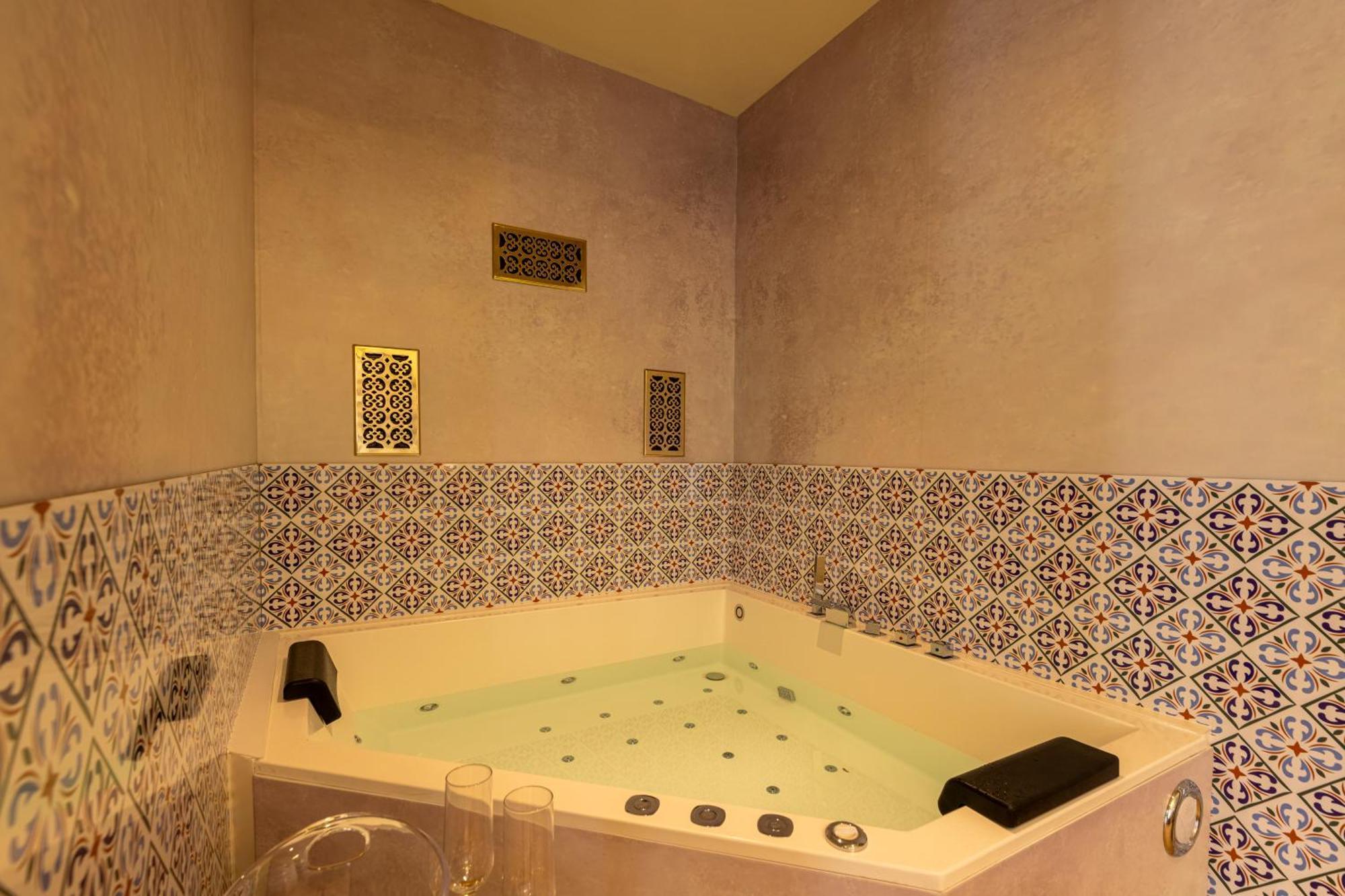 Cl2 En Pareja Jacuzzi Y Aparcamiento * Sevilla