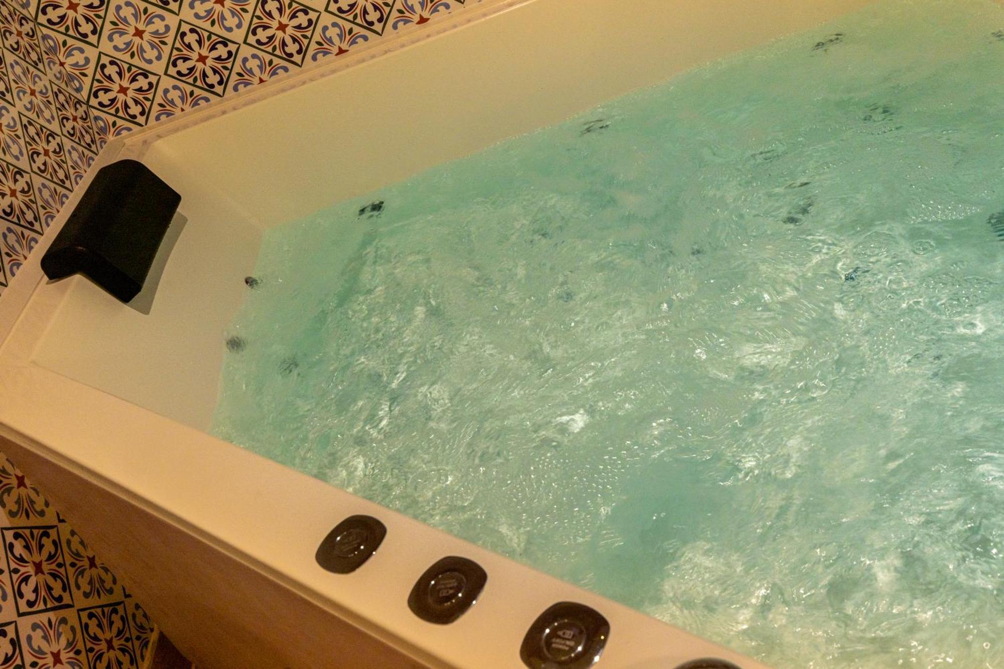 Cl2 En Pareja Jacuzzi Y Aparcamiento *