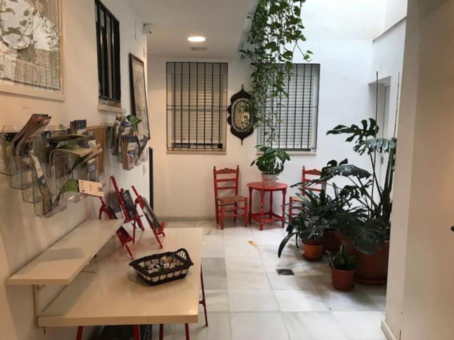 Quite In The Center Apartment *