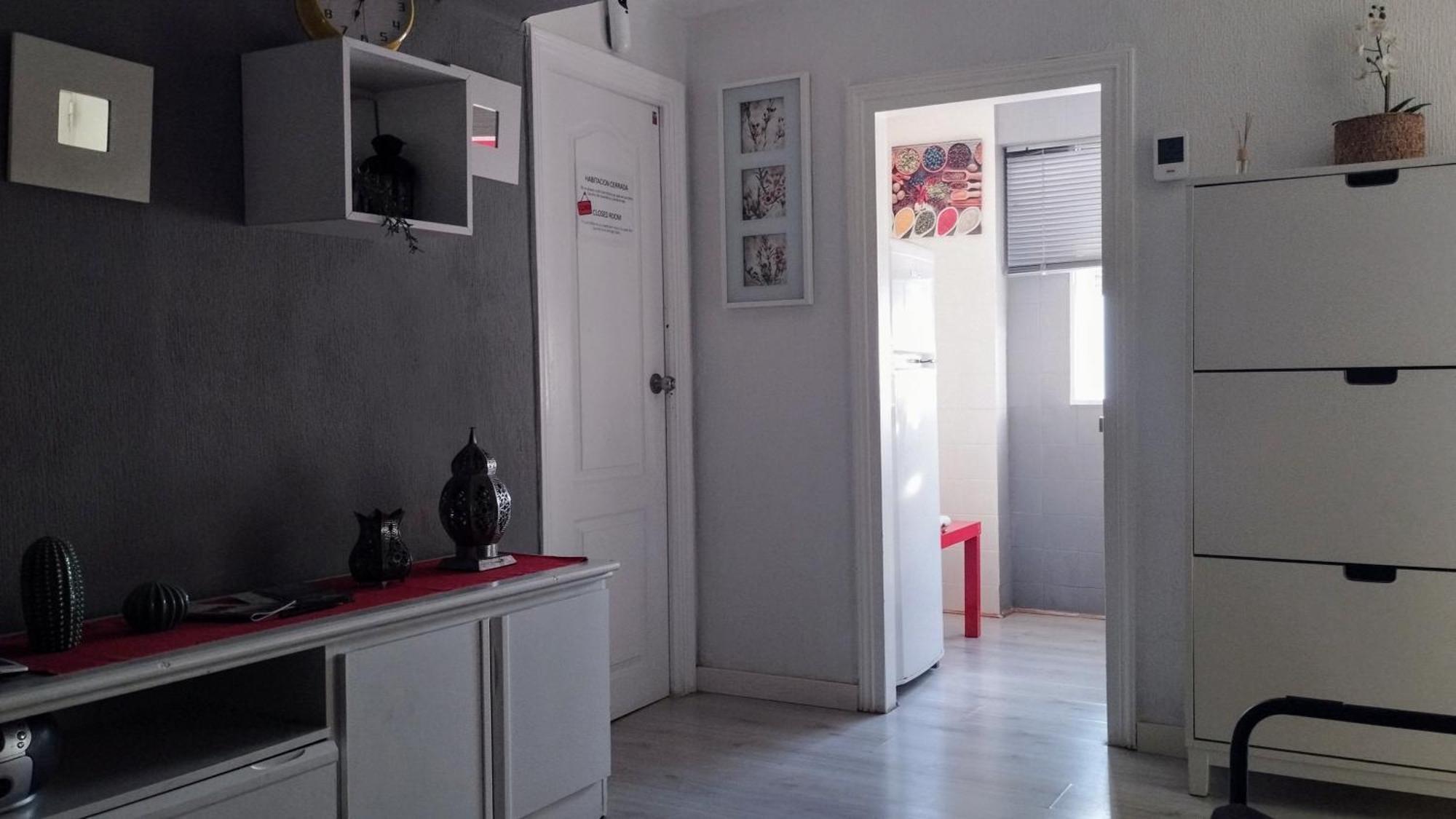 1 Y Salon Con Sofa Cama Bien Comunicado Con El Centro *