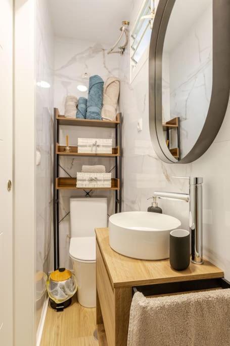 Apartamento New! Cozy For Couples With Private Patio & Out Shower Sevilla