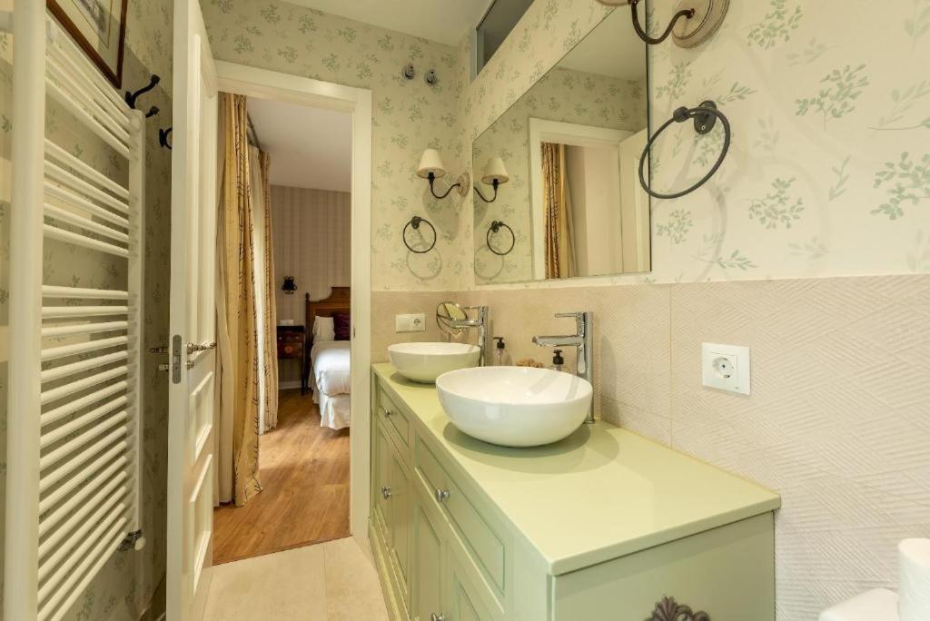 Wide With Beautiful Kitchen 2bd 3bth -arenal * Seville