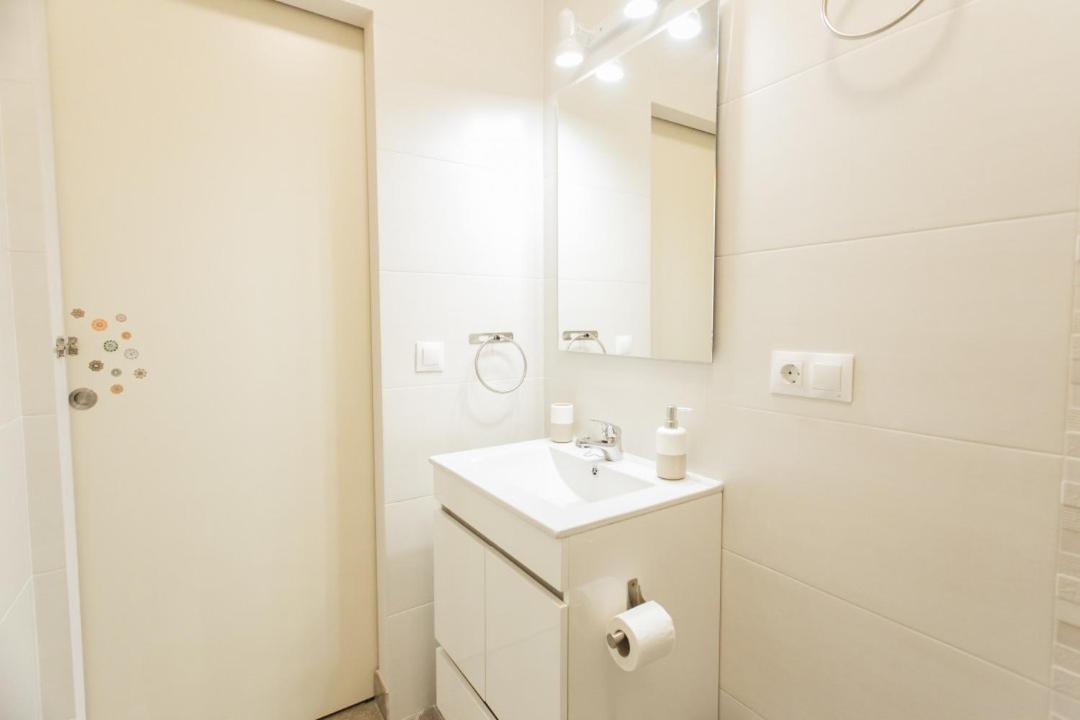 Wide And Diaphanous- 3bd 2bth- Alcazar *
