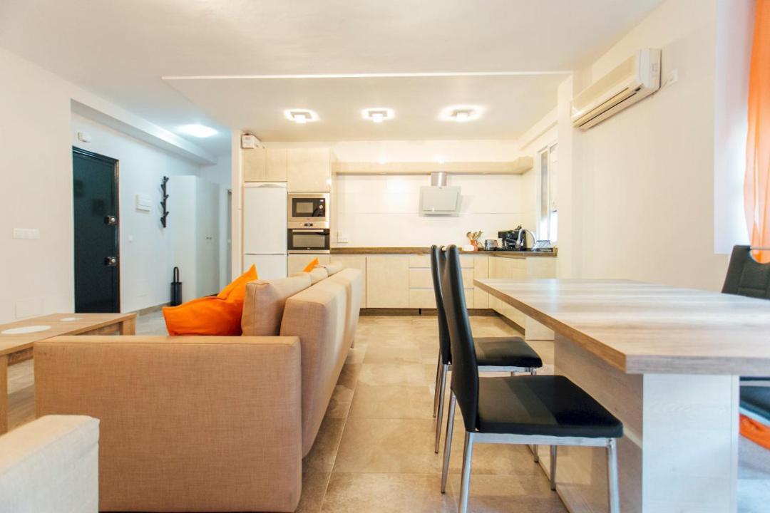 Wide And Diaphanous- 3bd 2bth- Alcazar *
