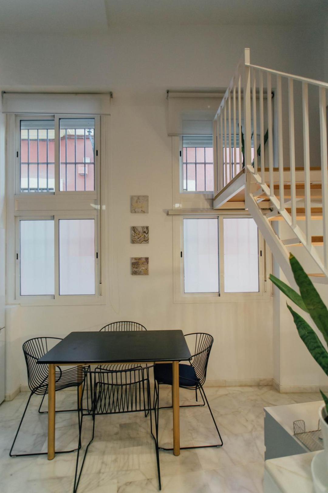 Cozy Next To The Alameda -2bdrm 1,5 Bath Apartment *